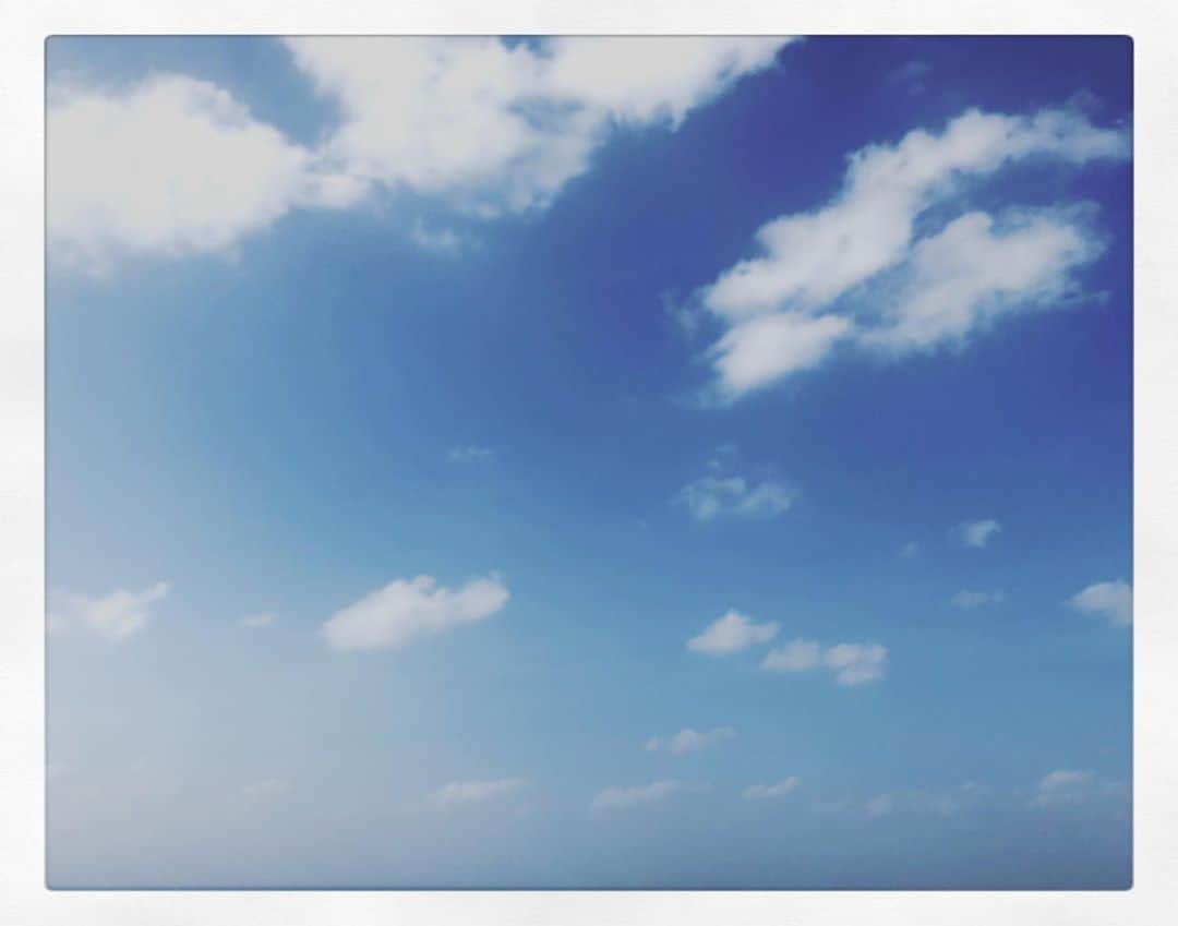 島袋寛子さんのインスタグラム写真 - (島袋寛子Instagram)「– 昨日の深夜から風が強くて、月あかりが綺麗で、気になったので強風に吹かれてみました。笑。  流れていく雲を眺めていたら、小さい頃を思い出し、ようやく、なんでか『ただいま〜』と呟いていました。  風を感じていると、この風が通ってきた道で出会ったであろう記憶を知るようで、みんな、すべて、繋がっているのだと感じ、祈り、歌い踊りました。  風と月と一緒に。  今日も引き続き風が強い。  洗濯物は干せましぇん🙄 きっと自由に飛んでゆく。笑。  "幸せを感じることに遠慮はいらないよ、もっと受けいれて"と、自然や見守る方々が言ってくれているようで、少し、ぽっ♡として、お腹が空いたので目に入ったバナナを先程いただきました。  って　いう話。笑。  #みんな繋がっている #しあわせに遠慮はいらないよ #あなたの幸せはわたしの幸せ #いろんな今がある #今がある #それだけで #本当は本当にありがとうだと思います #これから何があるか #誰にもわからない #みんなおなじ #常に今に対応して #変化をおそれずに #生きることをがんばる #こわいこともあるけど #おもいもしない #ミラクルもいっぱいだよ #すべては経験 #そう思う #寛子さん一緒にがんばろう #自分で自分にいってみるw #これは寛子日記だなw #☺︎」11月3日 14時45分 - hiroko.shimabukuro