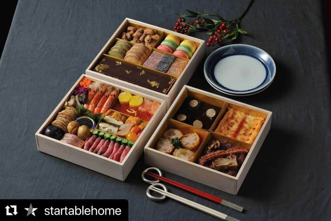 ブルックリンパーラー札幌のインスタグラム：「#Repost @startablehome with @make_repost ・・・ 【NEWS】 本日STAR TABLEオンラインストにて「ブルーノート特製 OSECHI」のご予約受付をスタート！前菜・メイン・デザートとフルコースのような豪華なフレンチ三段重✨ 皆さまのお正月をより華やかに美味しく！ ぜひお召し上がりください🎍  商品詳細▶︎ bit.ly/34NqgpQ  STAR TABLE オンラインストア ▶︎startablehome.com @startablehome  #startable #スターテーブル #おせち #おせち料理 #海老  #フレンチおせち  #フレンチおせちご予約受付中  #年末年始の過ごし方 ＃#お正月料理 #お正月 #おうちで食事を楽しむ #おうちディナー #週末ディナー #贈り物 #ギフト #食事 #特別な時間 #おいしい #お取り寄せ #ライフスタイル #ワイン #ソムリエ #おうちごはん #週末 #シェフのディナー #食と音楽 #フルコース #bluenotetokyo #ブルーノート東京」