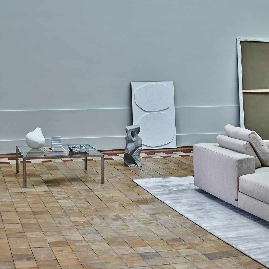 eilersenのインスタグラム：「Frame table with transparent glass, and stainless steel frame 120x120 cm •⁠ •⁠ •⁠ #eilersen #eilersenfurniture #myeilersen #greatpampas #interiordesign #homedecor #sofa #danishdesign #inredning #finahem #interiorlovers #interiordesign #modernliving #minimalism #nordiskehjem #nordicinspiration #nordicliving #craftsmanship #luxurylifestyle #boligindretning #designinterior #livingroominspo #boliginspiration #softminimalism #hemindredning #schönerwohnen #nordicminimalism」