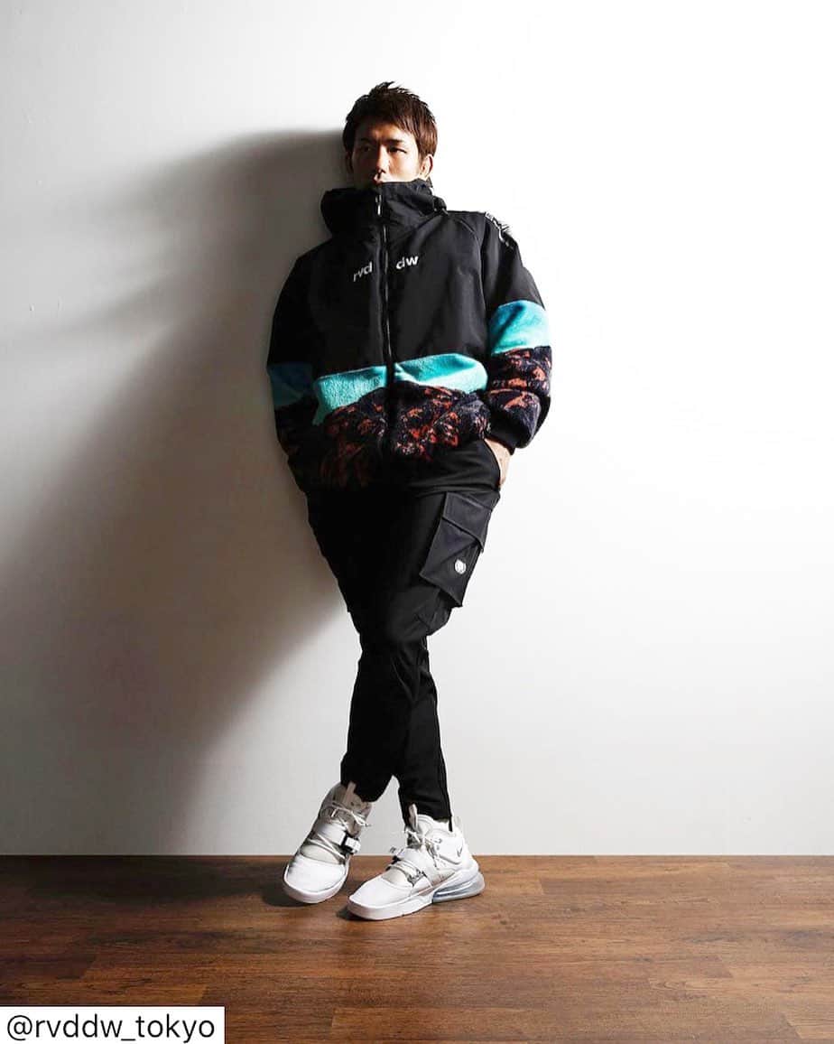 岡田遼のインスタグラム：「waiting while working. Repost: @rvddw_tokyo  @reversal_harajuku  WMC BOA FLEECE HOODY #fleece #hoody #rvddw #tokyo #japan #apparel #sports #brand #workout #activewear #gymwear #martialarts #mma #jiujitsu #karate #kickboxing #grappling #wrestling #rugby #running #rvddw」