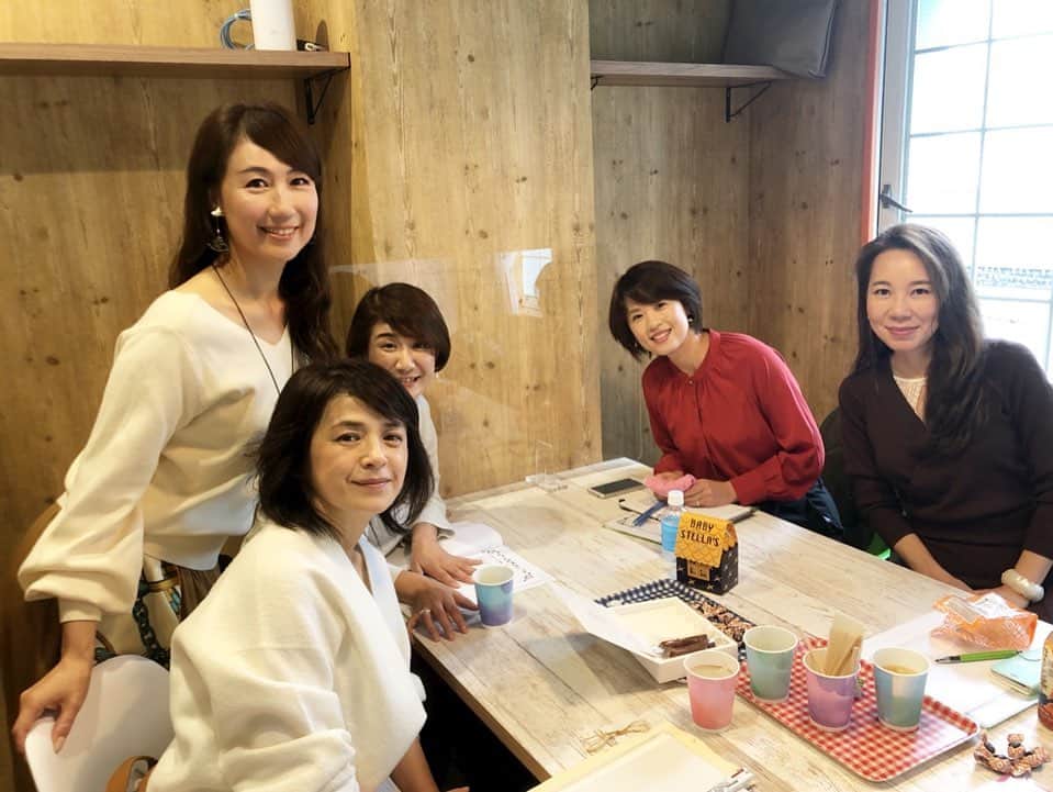 小林万希子さんのインスタグラム写真 - (小林万希子Instagram)「トーキング1期月曜クラス 最後の練習会✨  0期2クラスと1期のこのクラスで3クラスが終了しました。  このクラスは昨年11月１日にスタートしてから最後の昨日が11月2日💓 本当にちょうど丸1年✨  東京からのメンバーも駆けつけてくれて賑やかなラスト2時間でした🍀  最後のスピーチ、皆本当に上手になってた✨✨  このチームも開業されたり役職が上がられたり、本当に皆仕事のステージが1年前と変わってきてるのです🙏✨  物の見方や考え方が変わると見定める方向が変わってくる❤️話し方はそこに付随して必ず変化してきます。実はメンタルからなんですよ😊  スピーチは展望を語っていただいたんですが、皆がそうしてる映像が浮かんでくる。 未来に向かってる感じがします✨  お仕事で求められてるレベルが確実に上がってきてるので、前は無理でも今の皆には必ずできるはず！！ 頑張ってね☺️💓  最後のランチはざっくばらんに赤裸々トーク♡ もう…ここでは言えない話しもたくさんで😆笑 おおまかに言えば…人生について♡笑  また皆でワイワイレッスンできる日を楽しみにしています💓  1年間お疲れ様でした！ ありがとう〜😊🙏🍀」11月3日 15時15分 - macky1218