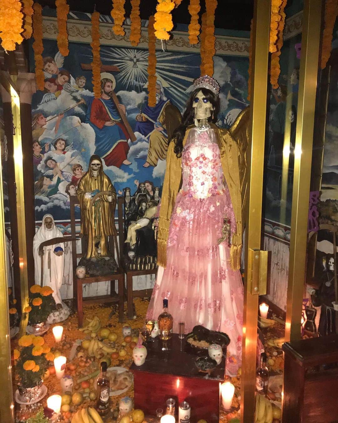 トームさんのインスタグラム写真 - (トームInstagram)「Wild place to end the night on #DiaDeLosMuertos  . Templo a La Santa Muerte Santa Ana Chapitiro  .  Of bronze, copper, wood, feathers, clay, paper, quarry or plaster; sculpted or painted in watercolor, oil, or pastel; The holy death, the white girl or the saint to dry, is exhibited by hundreds in patios and walls of the sanctuary installed in the old town of Santa Ana Chapitiro, on the shore of Lake Pátzcuaro  With 25 years of life, it has become an obligatory reference for the worshipers of the necrophilous cult of growing affiliation, stimulated by a scenario of violence that does not stop, and that in the last 13 years has added violence to almost 300 thousand skulls to the pantheons. . A singular and select shrine that stands out among more than 400 points of devotion in states such as Hidalgo, Zacatecas, Oaxaca, Tamaulipas or Mexico City, where this faith is spread.  The person in charge of the veneration center agrees to talk, but categorically cuts it off from the start: “She is an angel of the Lord who has nothing to do with the evils that we see every day. She does not come for anyone on her own account, but God sends her ", and ensures that the tabernacle is visited, among others, by" soldiers who come to sniff, but with respect for the girl ", to ask for someone that perhaps he could have come to visit. “We do not report anyone. We only see people who bring candles and offerings, who pray, cry or celebrate, but we do not ask about anyone's origin or destination, ”he says.  The police from the municipalities of the Pátzcuaro Lake Basin also arrive from time to time, "but they only go down to leave a present for the girl, make quick prayers and leave." .  The cult began 25 years ago, when a group of believers came looking for the stark image, and in the main church of the town they found a small stone sculpture. They began to worship her and soon the fervor grew and ended up bothering the priest and the most devout Catholics, so the priest accepted her transfer to a chapel in the town itself, until the main promoter, who "worked for many years in the government from Mexico City ”, he decided to make a replica of the image and open a small shrine.」11月3日 15時30分 - tomenyc