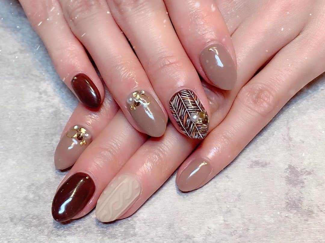 みはとのインスタグラム：「New💅❤️ • • • ブラウンベースの#ニットネイル  チョコレートみたいな美味しそうなデザインになりました🤤💕 • • #秋ネイル  #秋ネイルデザイン  #ネイルアートデザイン  #nail #nails」