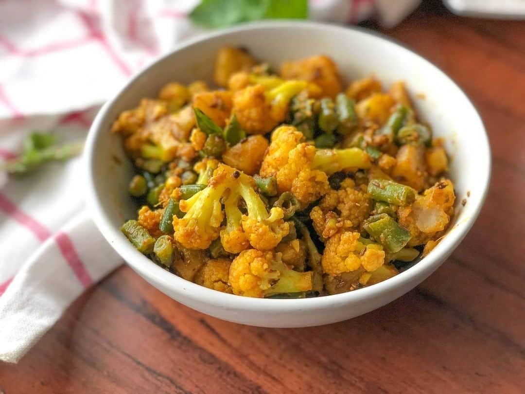 Archana's Kitchenさんのインスタグラム写真 - (Archana's KitchenInstagram)「Spicy & Masaledar Aloo Gobi & Beans Tawa Sabzi Recipe uses a blend of Indian spices and is tossed in a tawa to give it a roasted flavor. It is a semi dry dish that is cooked with lots of onions, ginger and garlic which adds to the extra flavors of the dish.  Serve the Masaledar Aloo Gobi & Beans Tawa Sabzi along with Tawa paratha, Punjabi Kadhi Pakora and Curd rice to make it a complete lunch meal :) Get the recipe from the smart.bio link in my profile @archanaskitchen . . . . . #recipes #easyrecipes #lunch #IndianLunch #Aloo #AlooRecipes #archanaskitchen #healthyeating #upma #southindianbreakfast #highprotein #breakfastclub #dosa #dosarecipes #dosabatter #ragi #ragidosa #mysoremasaladosa #homemadefood #eatfit #cooking #food #healthyrecipes #foodphotography #recipeoftheday #comfortfood #deliciousfood #delicious #instayum #food」11月3日 15時26分 - archanaskitchen