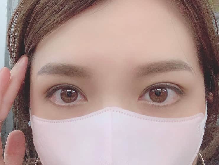 赤松麻里菜さんのインスタグラム写真 - (赤松麻里菜Instagram)「VERY11月号🍇 @maiko_tamamura さんに眉の整え方、描き方を教えて頂きました👨‍🎨✨ この日人生でいちばん綺麗な眉してた😂♡ 眉が綺麗だと顔に立体感が出てくっきりする🦉 翌日からも教えて頂いた整え方、描き方を実践✏︎✨ 自分の眉が前より好きになれました🙏💕 ・ あと今月はCLASSY.にもちょこっと載ってます📚 チェックして頂けると嬉しいです☺︎ @veryweb.jp #眉毛メイク #眉毛カット #眉マスカラ #眉 #眉毛の書き方 #眉毛 #眉メイク #眉スタイリング #眉筆 #眉デザイン #まゆ #まゆげ #VERY #very11月号 #読者モデル #読モ #女の子ママ #ママメイク #ワーママ #ママライフ #ママリ #ママスタグラム」11月3日 15時26分 - marigram0726