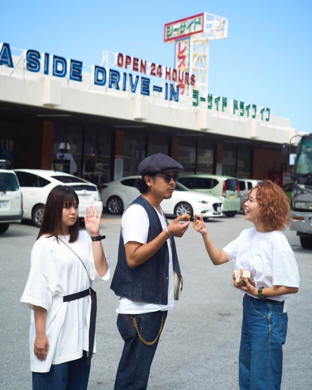 MAIKO さんのインスタグラム写真 - (MAIKO Instagram)「サーターアンダギー配る人と整列する人🍩 ・ ・ ・ 📸 @yasuyuki_tomita  ・ ・ #1日1うっぷす #sevenoops #シーサイドドライブイン 🚗」11月3日 15時29分 - maiko_oops