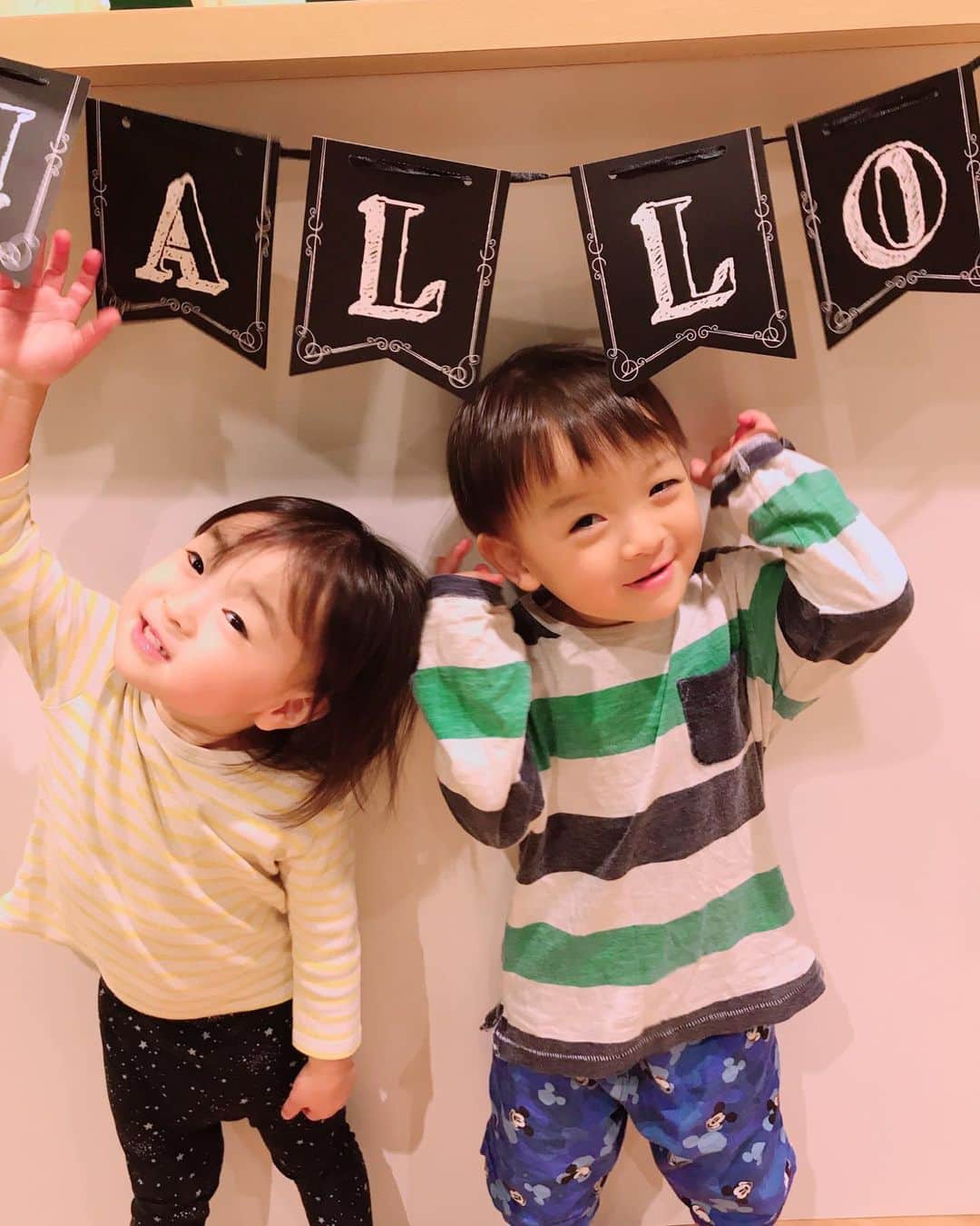 高村凛のインスタグラム：「懐かしいハロウィン🎃  #ハロウィン #双子 #twins」