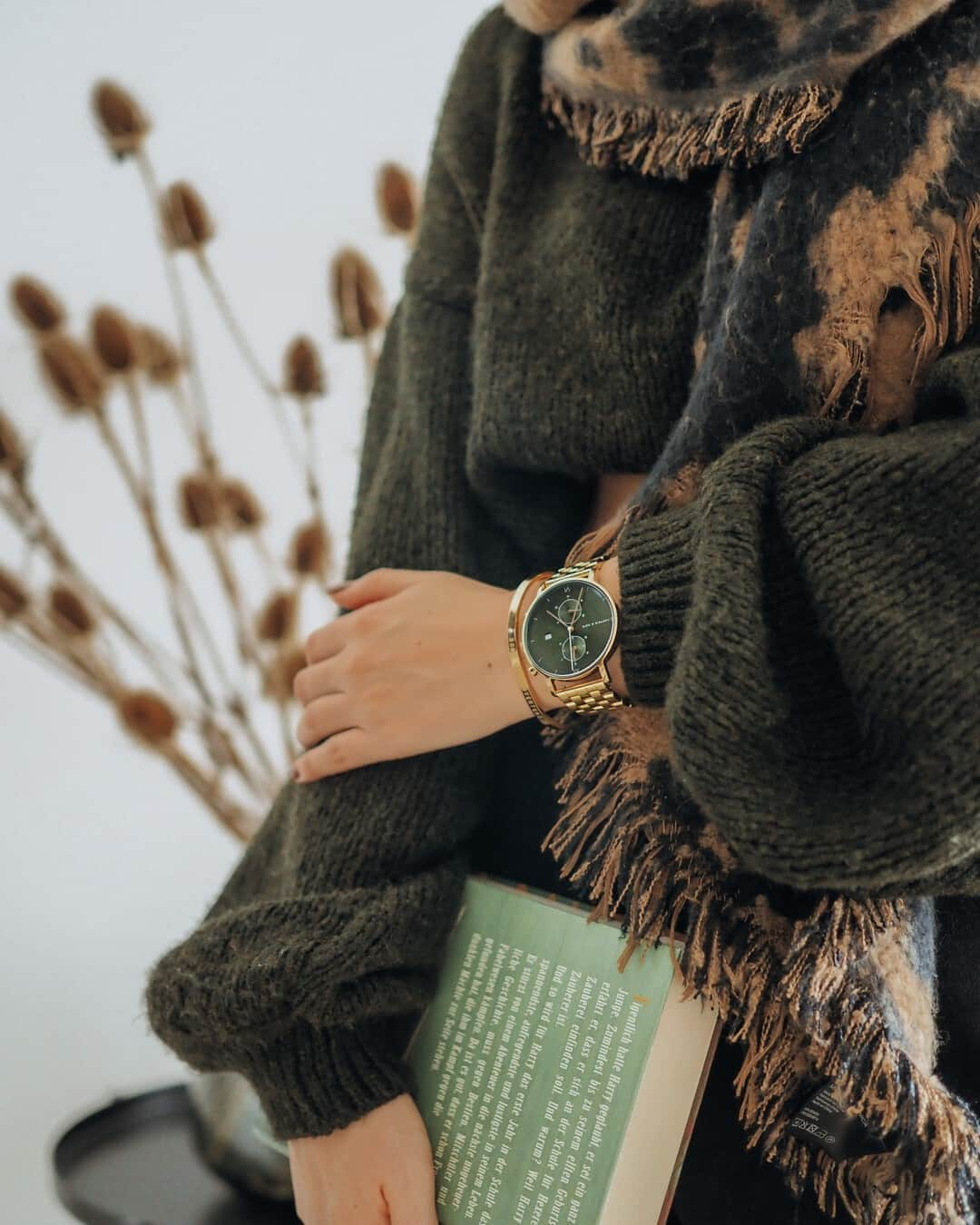 Kapten & Sonさんのインスタグラム写真 - (Kapten & SonInstagram)「'Rainy days are for comfy clothes and good books.' 💚 Tell us your favorite book recommendation, Kaptens! 📚 @nadiine.o combined our new watch Chrono Gold "Green Steel". ✨ #bekapten #kaptenandson⁠ .⁠ .⁠ .⁠ #watch #book #reading #booklover #cozydays #autumn #autumnvibes #fashion #inspo #cosyoutfits #inspiration⁠」11月3日 15時30分 - kaptenandson