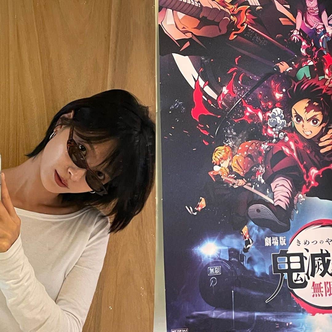 吳子霏（Ellen Wu）のインスタグラム：「一個人也可以跟海報玩得不亦樂乎 ポスタを入手してとても嬉しい(⁎⁍̴̛ᴗ⁍̴̛⁎) #きめつのやいば」
