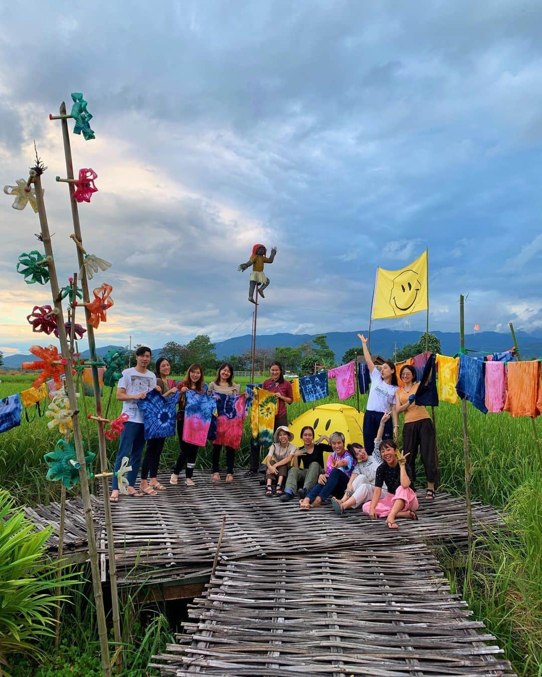 Amata Chittaseneeさんのインスタグラム写真 - (Amata ChittaseneeInstagram)「กลางทุ่งนา 🌾 Rice Field 🙂🙃 #PearypieSmileycamp for #chiangdaoclassroom with #แก้งค์ถิ่นนิยม : Natural dyes & Upcycling workshop 🦄🌈💖💜💙💚💛🧡 #smileynation #upcycle #naturalcolor #tiedye #Thailand #chiangmai  —- แล้วเจอกันอีกน๊าาาาา」11月3日 15時42分 - pearypie