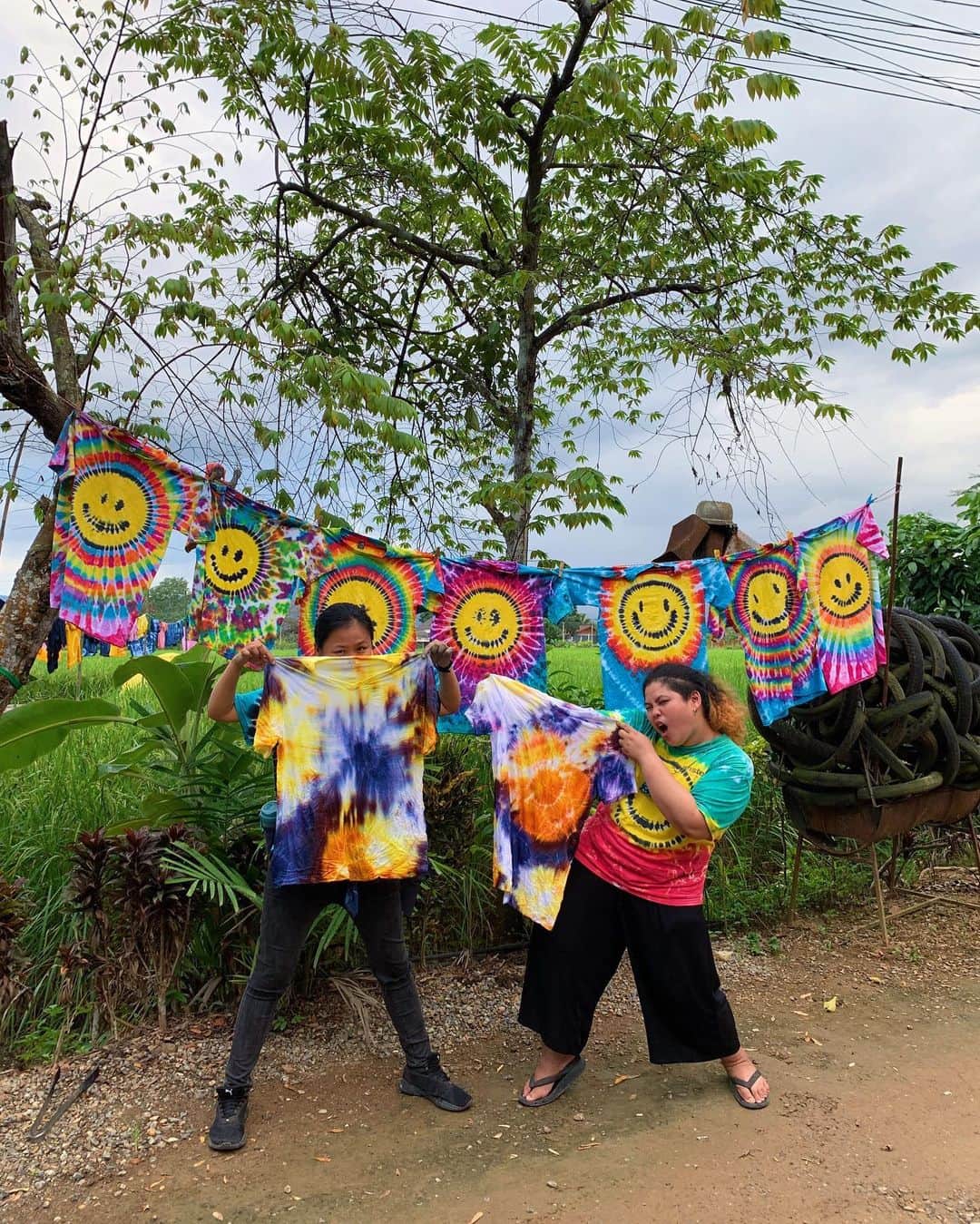 Amata Chittaseneeさんのインスタグラム写真 - (Amata ChittaseneeInstagram)「กลางทุ่งนา 🌾 Rice Field 🙂🙃 #PearypieSmileycamp for #chiangdaoclassroom with #แก้งค์ถิ่นนิยม : Natural dyes & Upcycling workshop 🦄🌈💖💜💙💚💛🧡 #smileynation #upcycle #naturalcolor #tiedye #Thailand #chiangmai  —- แล้วเจอกันอีกน๊าาาาา」11月3日 15時42分 - pearypie