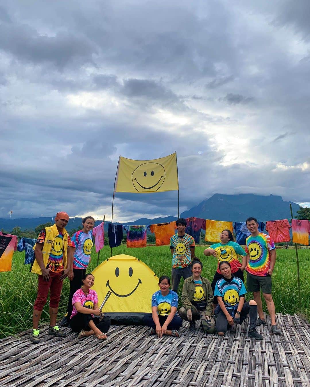 Amata Chittaseneeさんのインスタグラム写真 - (Amata ChittaseneeInstagram)「กลางทุ่งนา 🌾 Rice Field 🙂🙃 #PearypieSmileycamp for #chiangdaoclassroom with #แก้งค์ถิ่นนิยม : Natural dyes & Upcycling workshop 🦄🌈💖💜💙💚💛🧡 #smileynation #upcycle #naturalcolor #tiedye #Thailand #chiangmai  —- แล้วเจอกันอีกน๊าาาาา」11月3日 15時42分 - pearypie