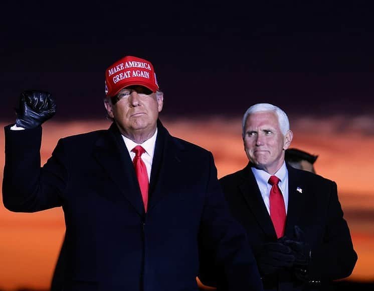 イヴァンカ・トランプのインスタグラム：「In Grand Rapids, Michigan with @POTUS and @VP for the last #MAGA Rally of the 2020 campaign!  Our President fights so hard for each of us every single day and now we need to fight for him and fight for the future of this great Country by voting today for @realDonaldTrump !! #vote #vote2020」