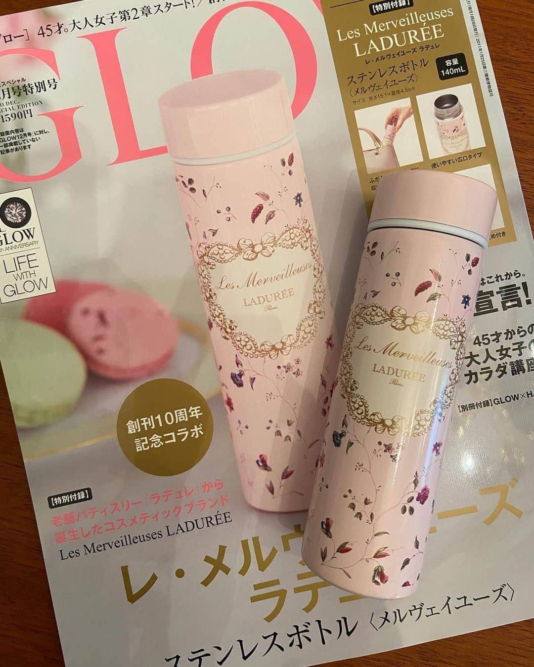 御影倫代のインスタグラム：「付録が可愛すぎて思わず買っちゃったGLOW12月号。付録が3種類あって本屋さんで売ってるのはラデュレの小銭入れ、セブンイレブンでは別の柄の水筒、ローソンはコレ。3種類とも欲しくなる…。はい、付録に釣られる女ですよ、私。娘が隙あらばこの水筒に油性ペンで自分の名前を書こうとしてるので油断できない！ #glow12月号 #ラデュレ #ladurée #laduree」