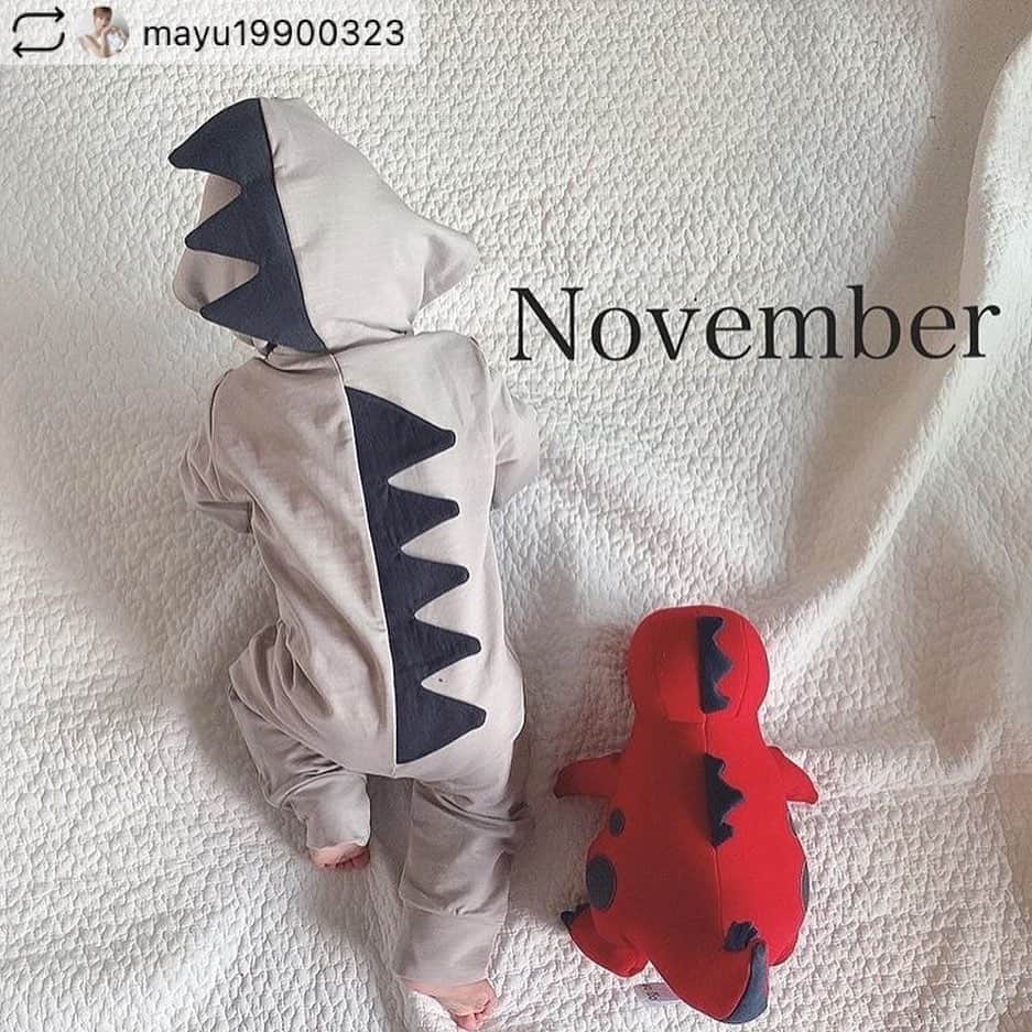 高橋沙弥華のインスタグラム：「リポストさせていただきます🥺❤可愛い😍💗  11月ですね🍁 あっという間に冬本番🥶🧊 風邪ひきやすい季節になったから皆さん気をつけてくださいね👍 引き続きコロナも😵💨 . . 👶&🦖のコラボ❤️  @selectshop.selepuu のベビー服です❣️ もう一つかわいいくまちゃん🧸も届いたからあとで紹介します❤️ . . #11月 #秋 #冬 #冬本番 #今年もあと2ヶ月  #生後6ヶ月 #令和2年ベビー  #男の子ママ  #男の子ベビー  #男の子コーデ  #恐竜コーデ @mayu19900323」