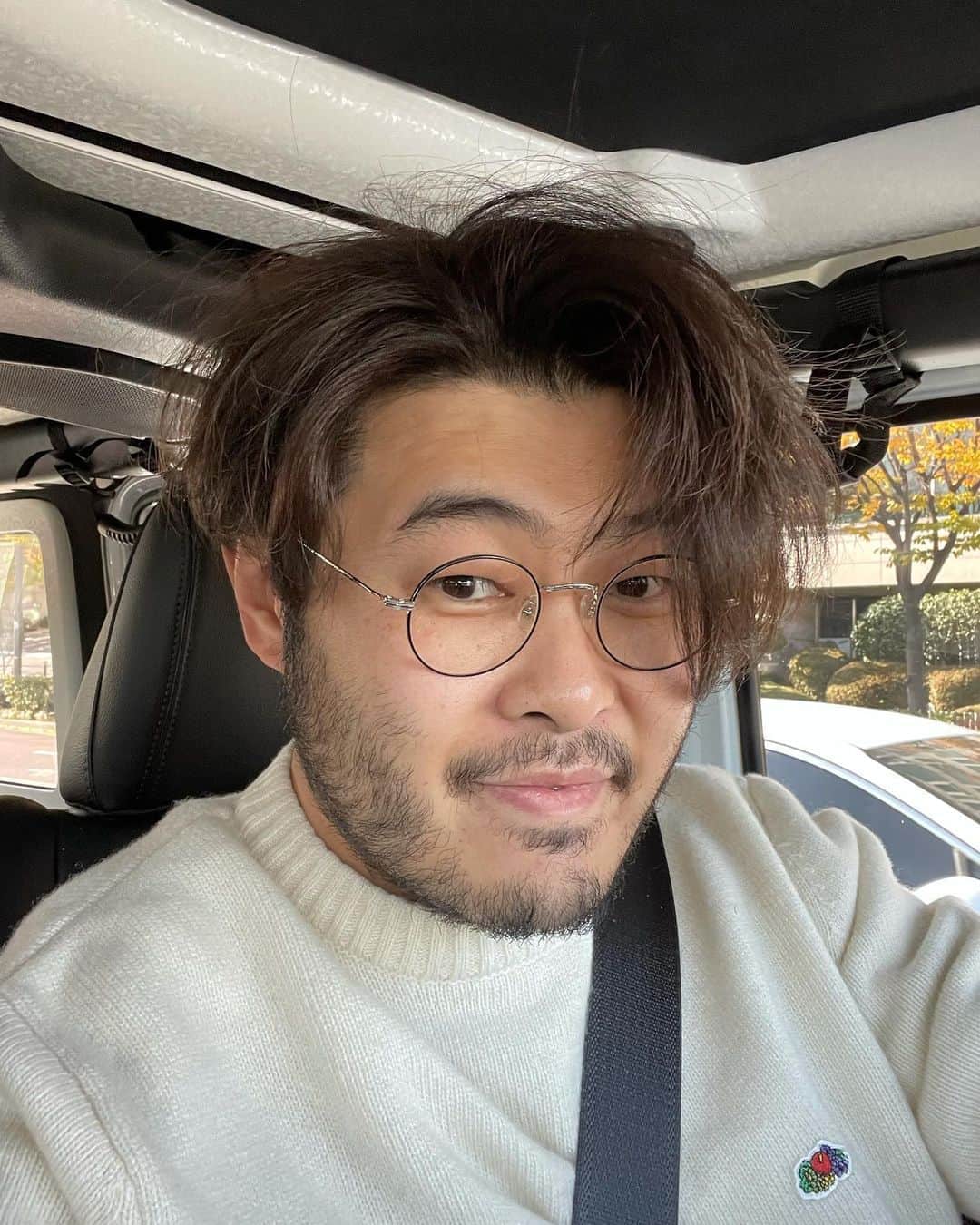 キム・ギバンのインスタグラム：「. 가을이다!!아..아니..겨울이다..!!❄️ 마리카락 길이가 제법 많이 자랐네~ 이정도 길이는 처음인데.. 점점 은근 자연스러워지는 중~ . #겨울맞이(머리카락으로 하는중🤣) #반곱슬 #남자는머리빨」