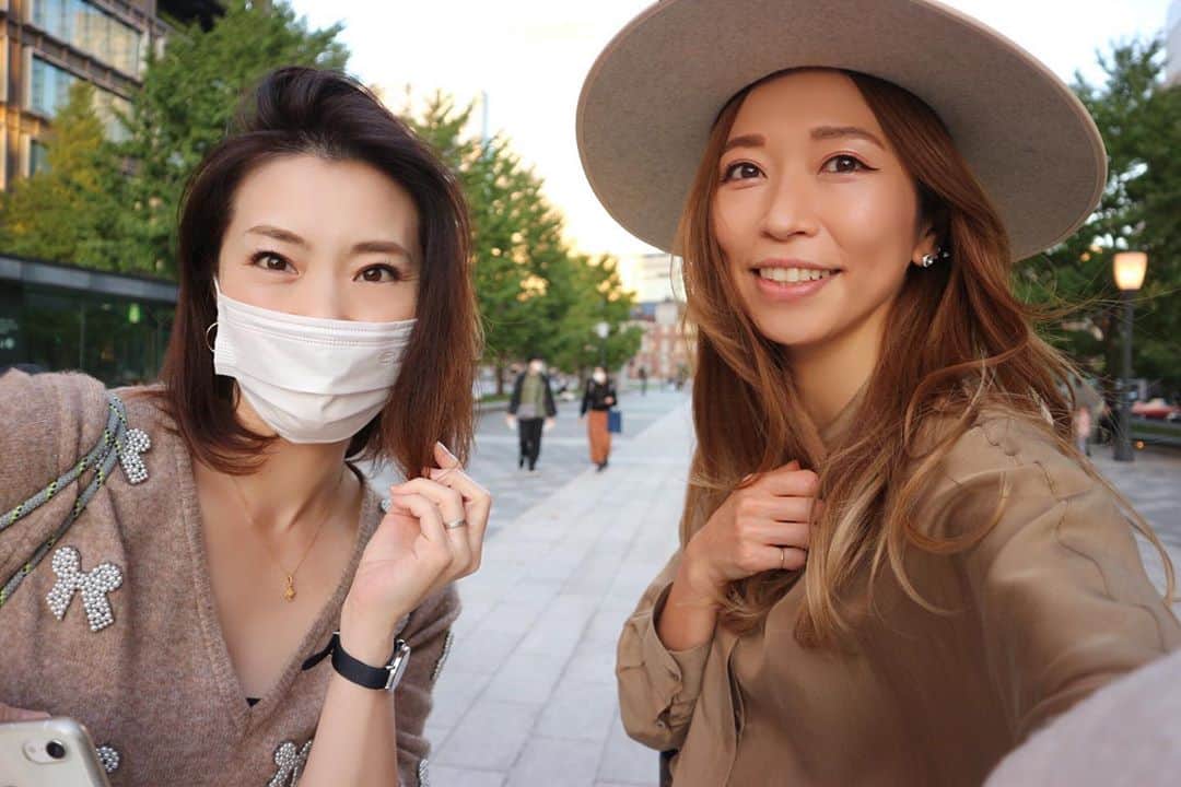 RENA のインスタグラム：「ちょっと時間差投稿🍂 ． 最近仕事が忙しくて、でも頑張ったら頑張った分だけ結果が出るし何より楽し過ぎて没頭出来るから毎日やり切ってる気がする✨ ． とはいえ後回しにする事も山積みだけど笑 ． だからこそ今はプライベートも大事☕️ ． 友達と過ごす時間もその一つ❤︎ ランチして紅葉散歩して花屋巡りして、夕方になって一杯呑んで帰ろって19時解散🌙 ． 楽しかったなぁ✨ ． ． ． #オトナ女子 #日曜日 #丸の内 #一杯のつもりが二杯はだいたい鉄板 #tokyo #bff #fall #november #selfie」