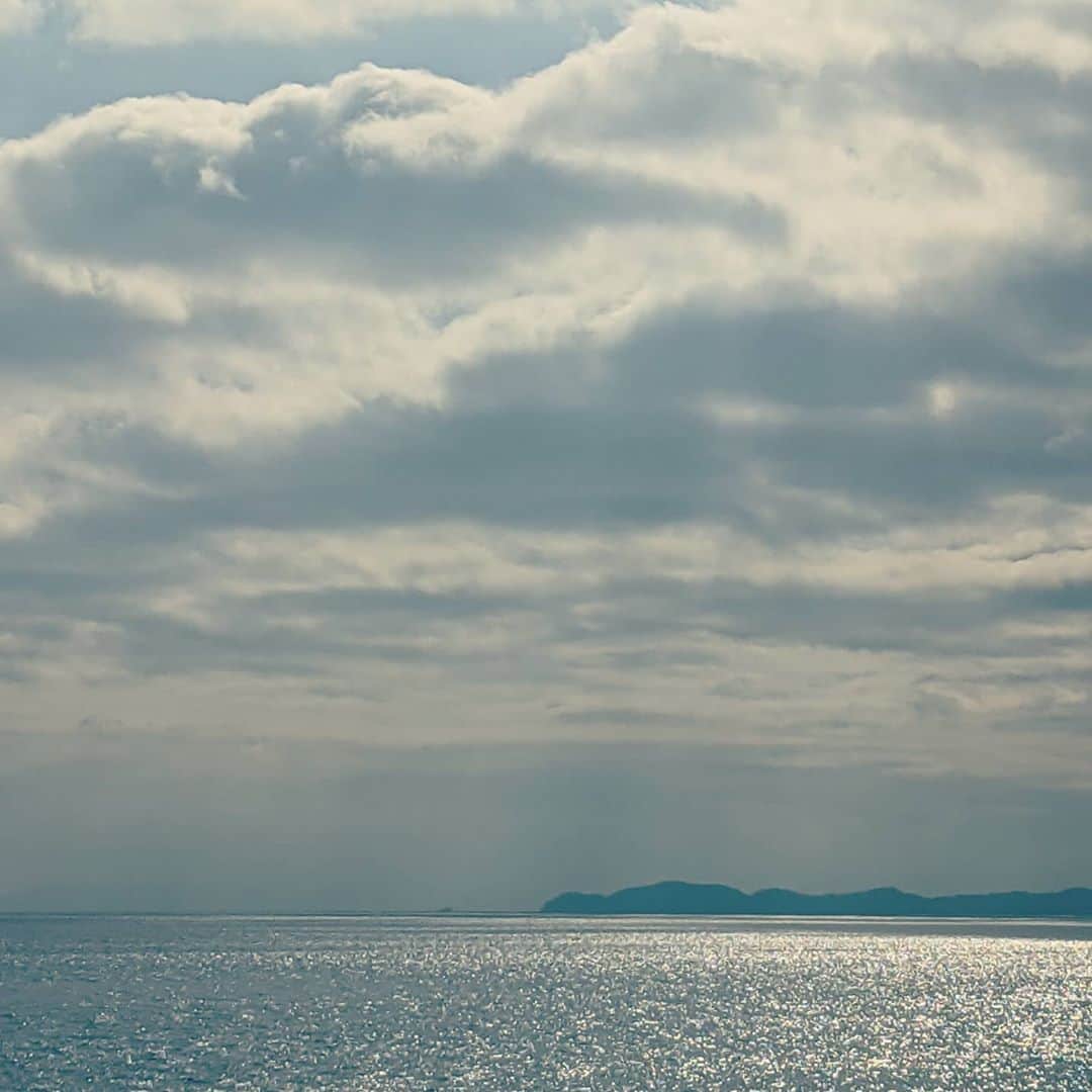 川江美奈子さんのインスタグラム写真 - (川江美奈子Instagram)「ひさしぶりに 海を見たよ 鈍色の光 深呼吸」11月3日 16時04分 - minakokawae