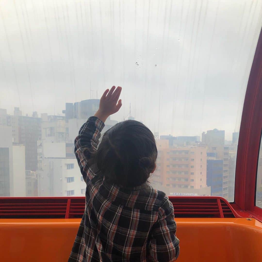 新井美穂さんのインスタグラム写真 - (新井美穂Instagram)「今日は娘と観覧車乗りに#東京ドームシティー へ。#ビッグオー  少しは覚悟していたけど、やっぱ観覧車だけにとどまるはずないよな。 フリーパスにしとけばよかった😅 #ジャンプゾーン で大盛り上がりの娘。 娘がめっちゃ空高くへ飛んでたー🤣（笑）  お昼ご飯はハッピーセットがいいと言う娘に、 「東京ドームまで来てるのに、マクドで昼ごはんとかさすがにお母さん可愛そうじゃない？」って説得して（笑） 娘が選んだ韓国料理屋さんでランチ。 たらふく食べたくせに、帰り際にごねられ結局ハッピーセットお持ち帰り😅 マクドで我慢しとけば良かったわ！（笑）  家まで待ちきれず、帰りの電車内でチーズバーガーがっついて途中下車でウンチして、また電車で残りのポテトがっつく娘🍟ほんとよく食べますなー😅#よく食べる娘 でも今日も笑顔いっぱい楽しい休日だったねー❤️（笑） #母娘休日#休日おでかけ#娘4歳5ヶ月」11月3日 16時15分 - arai_miho