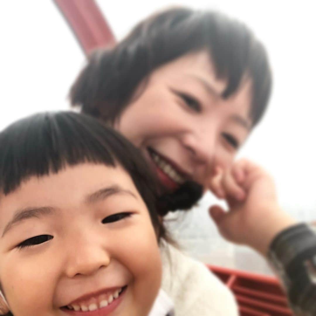 新井美穂さんのインスタグラム写真 - (新井美穂Instagram)「今日は娘と観覧車乗りに#東京ドームシティー へ。#ビッグオー  少しは覚悟していたけど、やっぱ観覧車だけにとどまるはずないよな。 フリーパスにしとけばよかった😅 #ジャンプゾーン で大盛り上がりの娘。 娘がめっちゃ空高くへ飛んでたー🤣（笑）  お昼ご飯はハッピーセットがいいと言う娘に、 「東京ドームまで来てるのに、マクドで昼ごはんとかさすがにお母さん可愛そうじゃない？」って説得して（笑） 娘が選んだ韓国料理屋さんでランチ。 たらふく食べたくせに、帰り際にごねられ結局ハッピーセットお持ち帰り😅 マクドで我慢しとけば良かったわ！（笑）  家まで待ちきれず、帰りの電車内でチーズバーガーがっついて途中下車でウンチして、また電車で残りのポテトがっつく娘🍟ほんとよく食べますなー😅#よく食べる娘 でも今日も笑顔いっぱい楽しい休日だったねー❤️（笑） #母娘休日#休日おでかけ#娘4歳5ヶ月」11月3日 16時15分 - arai_miho