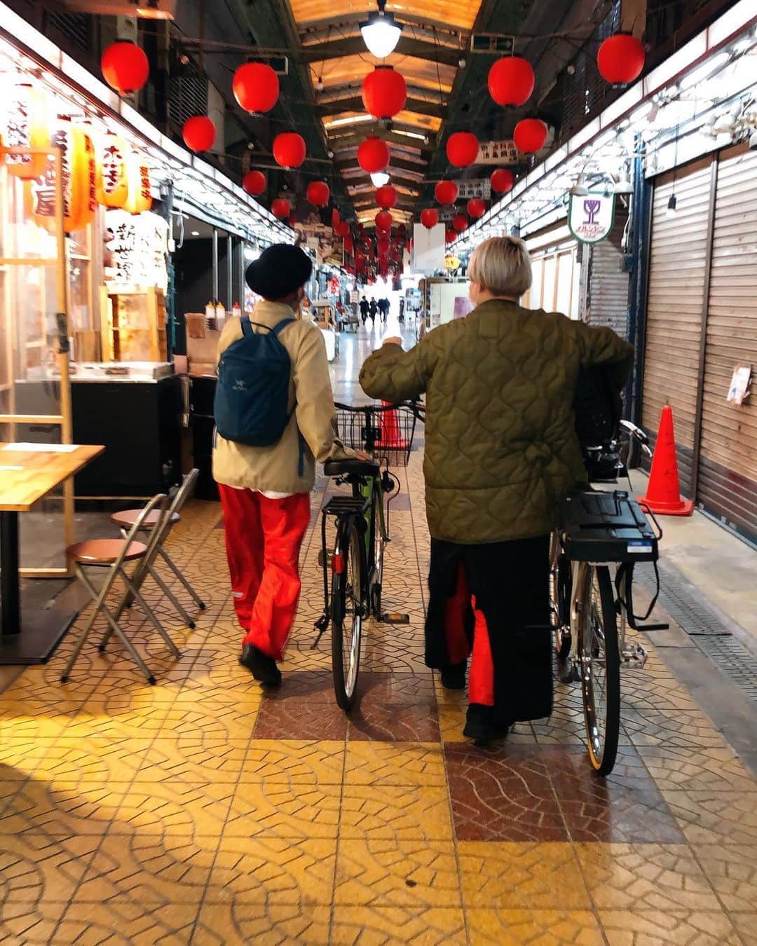和田美枝のインスタグラム：「カナちゃん、フミちゃんと  モーニング活動☕️🍞  #新世界 #同い年3人で @fumijoetattoo @noinoinoinoinoinoinoi #モーニング #ステキな出会い🙏 #喫茶ブラザー #僕のバインミー #写真で一言展 #まだまだ喋り足らない #母はカッコイイ」