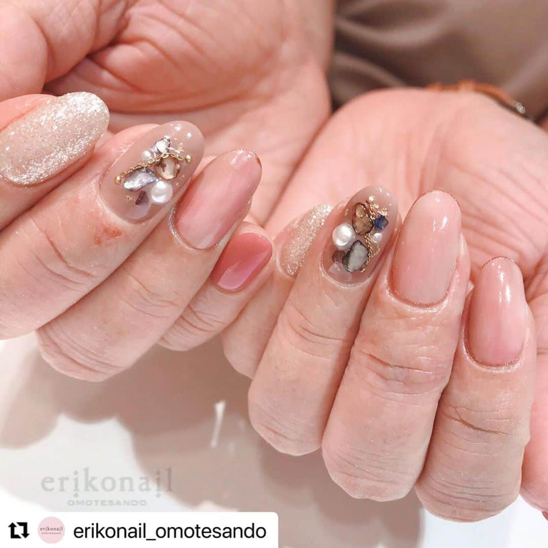 黒崎えり子さんのインスタグラム写真 - (黒崎えり子Instagram)「#Repost @erikonail_omotesando with @make_repost ・・・ お客様NAIL 秋ネイルです🥰🍂  OMOTESANDO 羽賀 ・ ・ erikonail  OMOTESANDO  *･゜ﾟ･*:.｡..｡.:*･*:.｡. .｡.:*･゜ﾟ･* 平日11:00〜21:00 土日祝10:00〜19:00 ご新規様20%オフ✨ 表参道駅から徒歩1分 全席ソファ席なのでゆったりとお過ごしいただけます♡ 個室もございます 皆様のご来店お待ちしております♡ *･゜ﾟ･*:.｡..｡.:*･*:.｡. .｡.:*･゜ﾟ･* ・ ・ ・ ・ #erikonail #エリコネイル #エリコネイル表参道 #erikonail羽賀万祐子 #ネイル#ネイルアート  #ストーンネイル #秋ネイル #エレガントネイル #大人ネイル #nail#nails#nailart #naildesign#gelnail #morecouture #モアクチュール #モアジェル  #네일#젤네일#美甲師#美甲 #大人可愛い #エレガント #シンプルネイル #ネイルケア #黒崎えり子 #jna認定ネイルサロン #表参道ネイルサロン」11月3日 16時23分 - erikonail