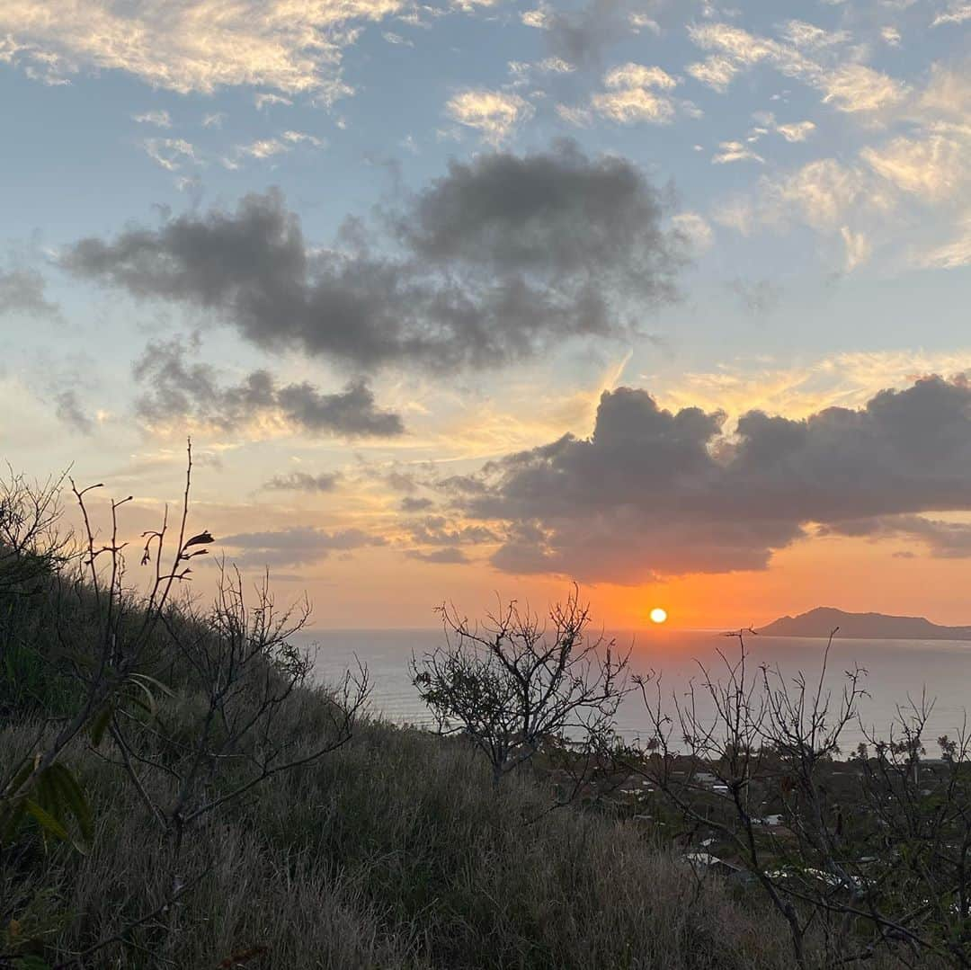 エビアン・クーさんのインスタグラム写真 - (エビアン・クーInstagram)「Tomorrow is the day...we still have time to vote. I guess we are all nervous for tomorrow - 🇺🇸🇺🇸🇺🇸 Wanted to share my sunset hike - hopefully this can put you to ease :)  明日はアメリカの大統領が決まる。 本当にビックな日、ハワイはやっぱり平和だね、バイデンかトランプこのトピック話すとみんな爆発する.今日はサンセットハイクをして気持ち夕方を過ごしたよ。」11月3日 16時19分 - avian_official