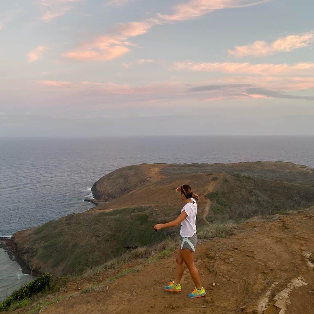 エビアン・クーのインスタグラム：「Tomorrow is the day...we still have time to vote. I guess we are all nervous for tomorrow - 🇺🇸🇺🇸🇺🇸 Wanted to share my sunset hike - hopefully this can put you to ease :)  明日はアメリカの大統領が決まる。 本当にビックな日、ハワイはやっぱり平和だね、バイデンかトランプこのトピック話すとみんな爆発する.今日はサンセットハイクをして気持ち夕方を過ごしたよ。」