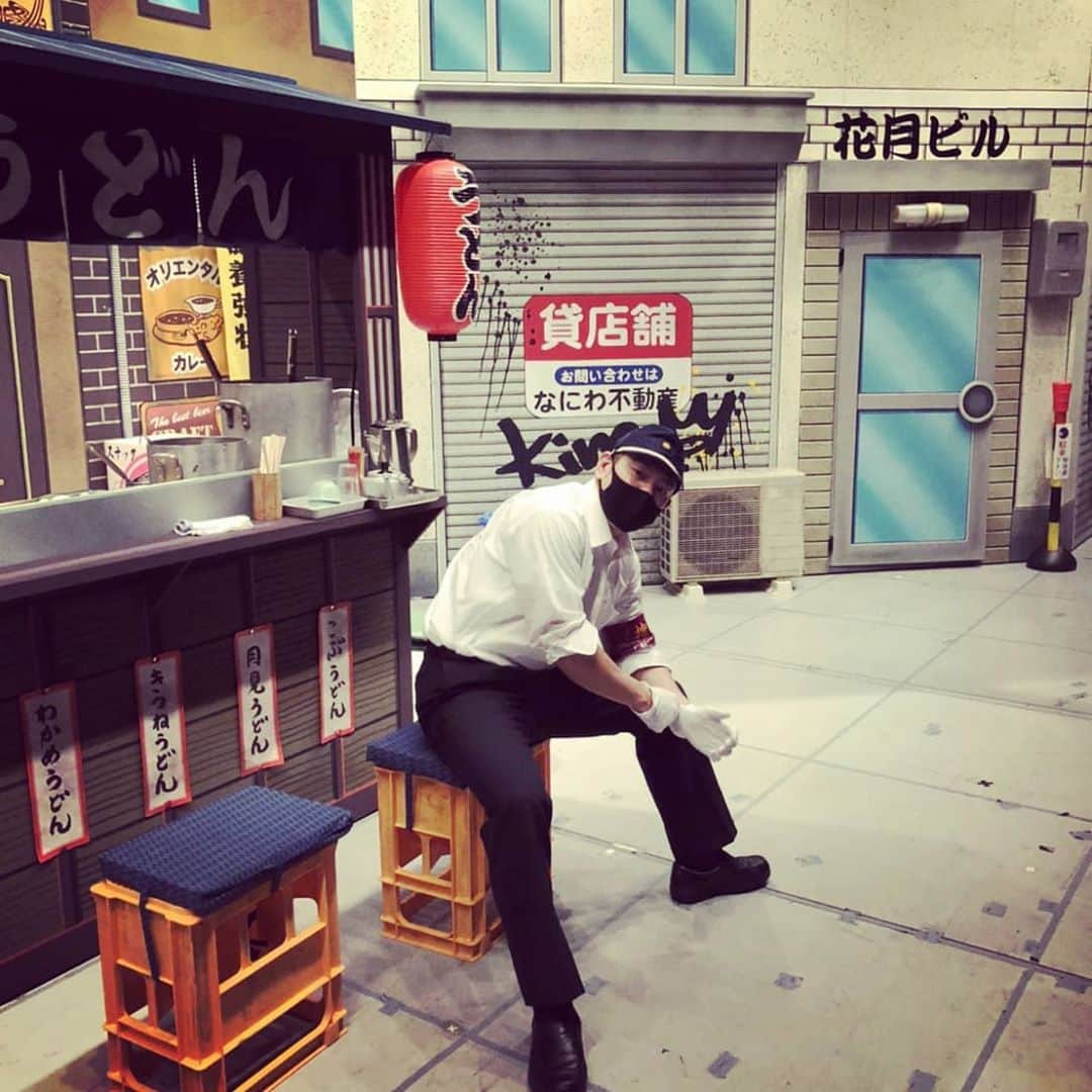 太田芳伸のインスタグラム：「すっちー座長の新喜劇 １週間終わりましたー!!! . 珍しい。 警察官です、私。 . でもパッと見たら殺し屋ですね。 ２枚目なんて屋台の包丁持ったらまんまですね。 . 劇場に見に来てくださった方もテレビ放送はされますので見てくださいねー👍✨」