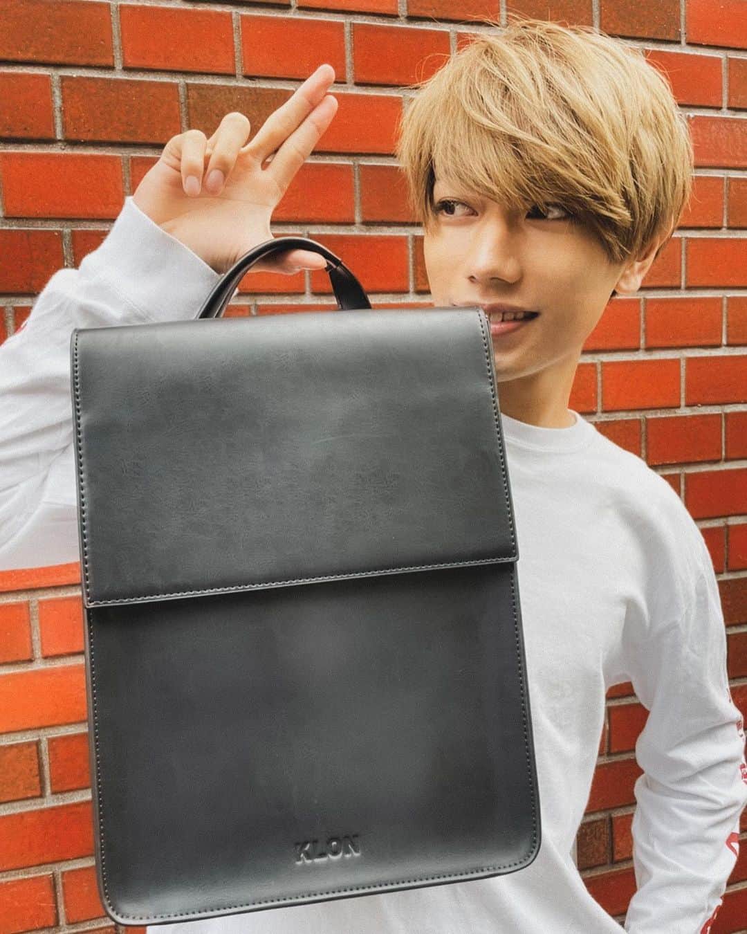 一ノ瀬竜のインスタグラム：「リュックやショルダーバッグにもなる優れものです！今期ヘビーユーズさせて頂きます！！どの服にも合わせやすそうだったのでこれを選びましたが結果的に小南くんとお揃いになりました💕意思が通じあっています。  #KLON #your_klon #PR」