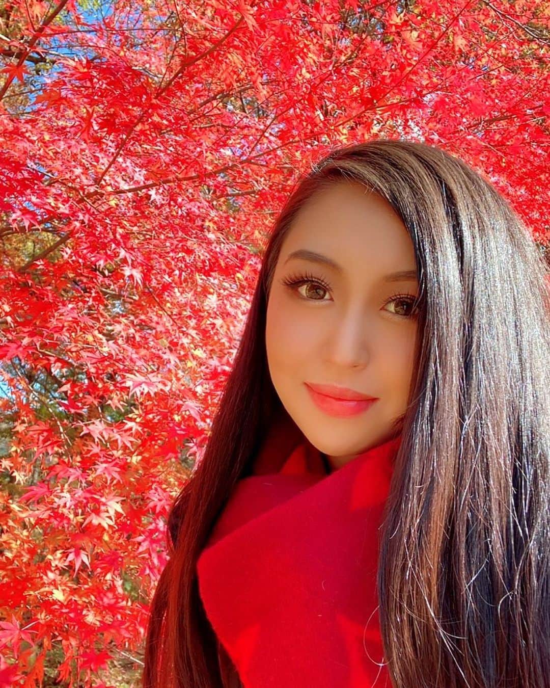 岩上愛美のインスタグラム：「昨日は、湯西川のほうへ 紅葉狩りに行ってきました🚗 【平家の里】綺麗すぎました🍁  I went to Heike no Sato in Yunishikawa in Tochigi prefecture. It was sooo romantic, the changing colors, the falling leaves...🥺💕 What a lovely view!! "Now is the best time to see!!"  #autumn #autumnleaves #changingcolors #tochigiprefecture #yunishikawaonsen #onsen #japan #beautifulview #紅葉狩り #紅葉 #栃木県 #湯西川温泉 #真っ赤な紅葉」