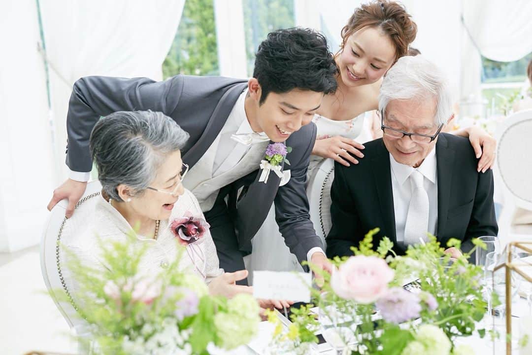 家族挙式さんのインスタグラム写真 - (家族挙式Instagram)「. 結婚式は最高に幸せ 家族・親戚・友人の 笑顔がいっぱい 家族挙式で幸せの時間を♡  会場：セントアクアチャペルTOKYOBAY -------------------  【2020年11月末まで！】  \年内実施の会食•披露宴プランお申し込みで/ ✳︎挙式スナップ写真60カット(77,000円分)プレゼント✳︎  ▽詳しくはTOPのリンクから❁ >>> @kazoku_wedding  ----------------------- . ❁テレビCM放映中 ▹▸ ”家族挙式ベスト”なら 【挙式・衣裳・美容・写真】が含まれたプランが99,000円〜叶います＊ ▽予約はTOPのリンクから❁ >>> @kazoku_wedding ------------------- #家族挙式 #ベストアニバーサリー #家族 #Family #家族婚 #bestanniversary #少人数婚 #ウェディング #結婚式準備 #結婚式 #フォトウェディング #プレ花嫁 #卒花 #日本中のプレ花嫁さんと繋がりたい #花嫁 #卒花嫁 #国内挙式 #weddingdress #ウェディングドレス #プラコレ #Dressy花嫁 #2020秋婚 #2021春婚 #2021夏婚 #2020冬婚 #笑顔 #絆」11月3日 16時28分 - kazoku_wedding
