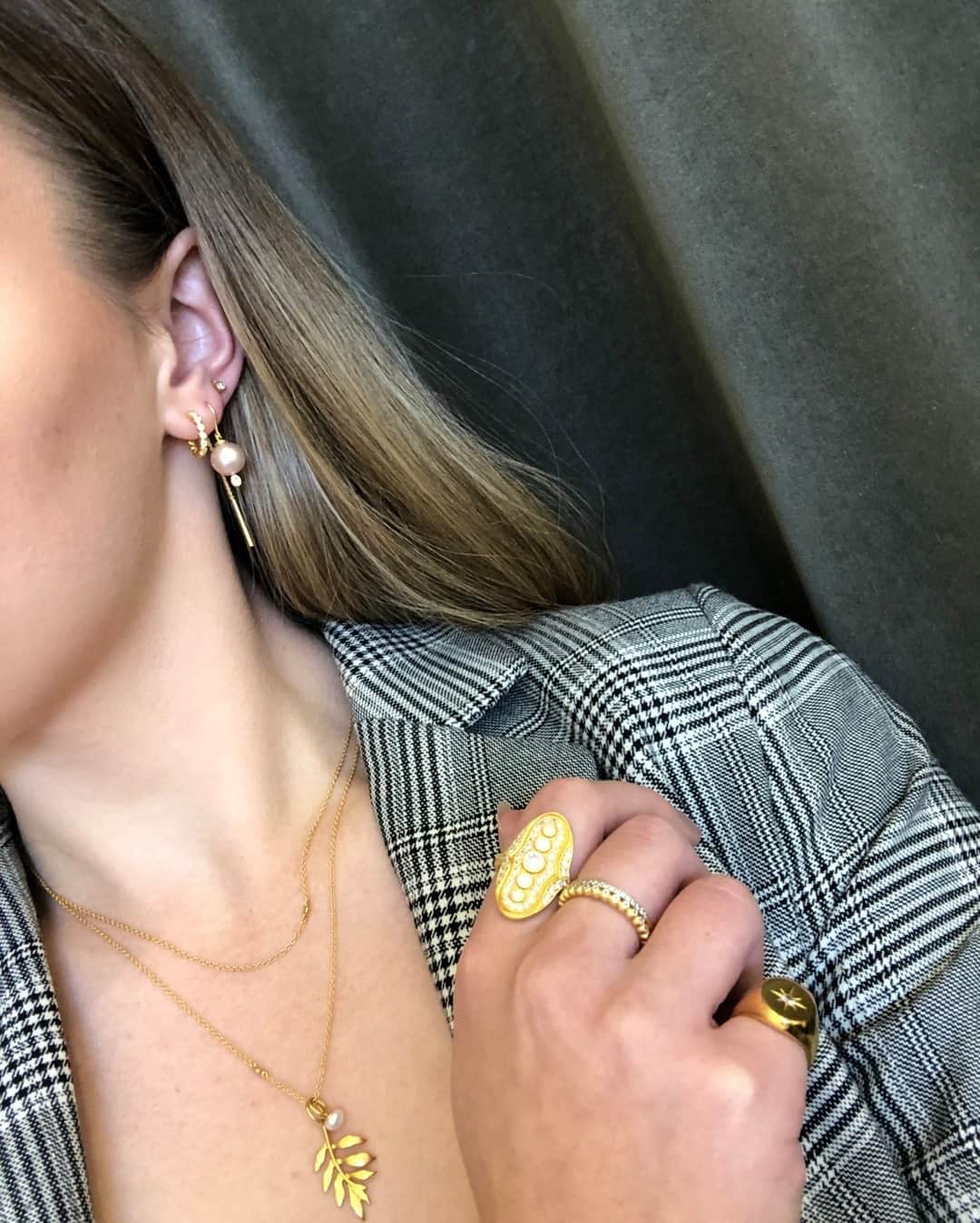 ジュリーサンドラゥさんのインスタグラム写真 - (ジュリーサンドラゥInstagram)「Autumn favorites 🍂✨⠀⠀⠀⠀⠀⠀⠀⠀⠀ ⠀⠀⠀⠀⠀⠀⠀⠀⠀ ⠀⠀⠀⠀⠀⠀⠀⠀⠀ #juliesandlau #juliesandlaujewelry #jewelry #styling #inspiration #gold #acessories #autumn #style」11月3日 16時30分 - juliesandlau