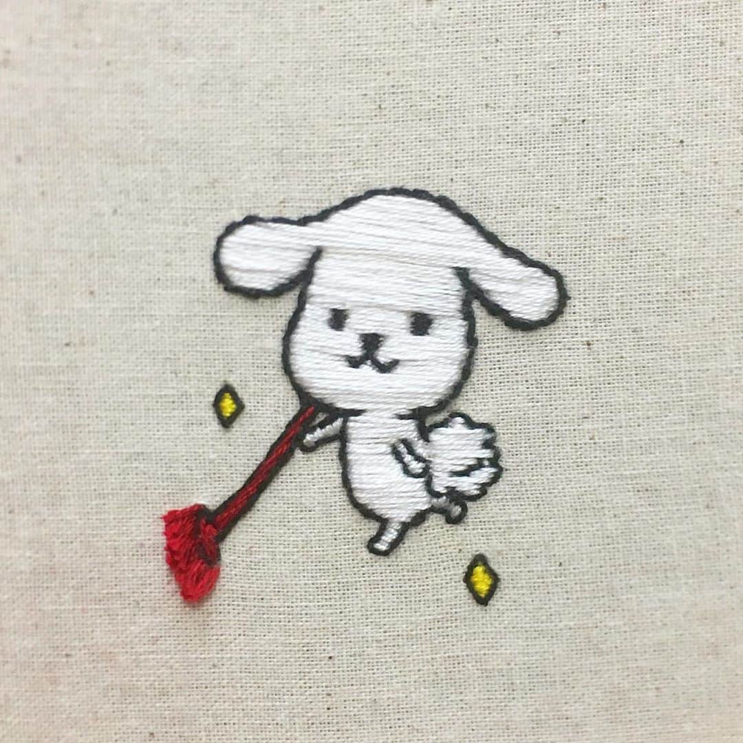 のインスタグラム：「【アートdeダス犬♪ハンドクラフト企画】 @thefirst_stitch さんとダス犬がコラボレーション♪  今回はダスキンモップでおそうじするダス犬を @thefirst_stitch さんの世界観で表現していただきました！ モップが忠実に再現されていますね~！ ちゃんと立体的にフサフサしているんですよ！  #癖になるシュールな世界観 #おうちをきれいに #ダス犬のおうちじかん  刺繍監修 @thefirst_stitch」