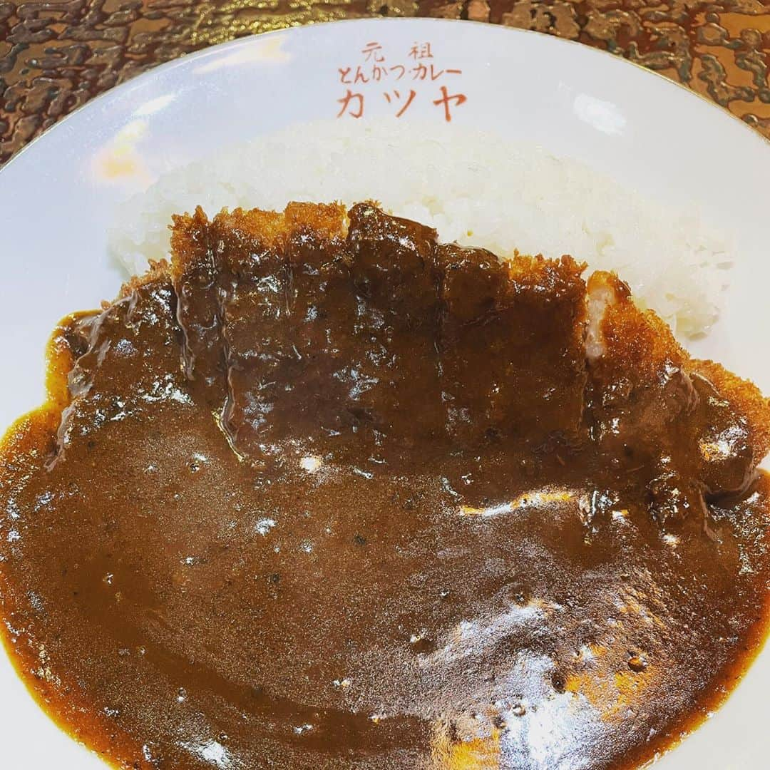 西代洋のインスタグラム：「美味いンスタグラム♪ 〜店名言うてまう編〜  久しぶりに なんばに燦然と輝く カツカレーの名店へ！！！  店がまえ 店内 全てが哀愁を纏う店！  カレーにカツを乗せているのではなく カツに合うカレーのルーを 研究に研究を重ねて行きついた味！  見た目は濃いけど 食べてみると凄く軽い♪  食べた後の 胸焼け的なんはなく カツカレーを食べたと思わんぐらいの食後の爽快感♪  これだけの時間かける 仕込み見てみたい。  年に一度仕込んで三年熟成させる、、 今年仕込んだのは3年後2023年に 今日食べたのは3年前2017年のやつ 来年食べるのは2018年のやつ あかん、、、 理数系ムズイ♪  #美味いンスタグラム #大阪 #グルメ #osaka #food #カレー #カツカレー」