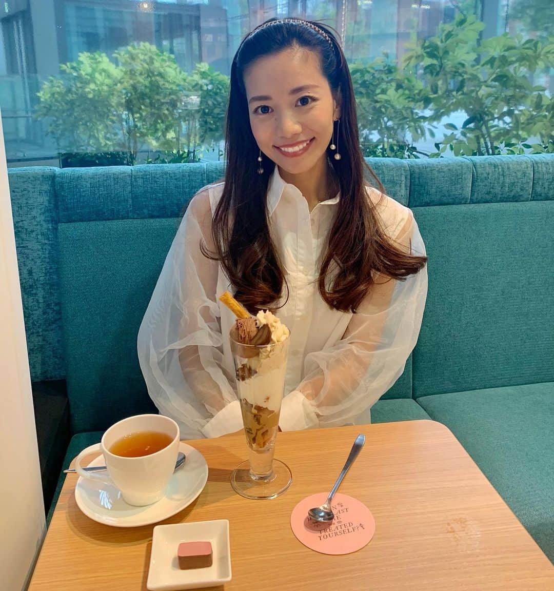 福山唯のインスタグラム：「芋栗かぼちゃ大好き🍠🌰🎃 . . けどパフェのアイスで寒くなっちゃうんだよね🥺w . . 疲れた後の甘い休憩は癒される☕️✨ . . #teatime #parfait #marron #debailleul #icecream #cafe #marunouchi #カフェ　#ドゥバイヨル　#パフェ　#栗パフェ #カチューシャ　🌰」