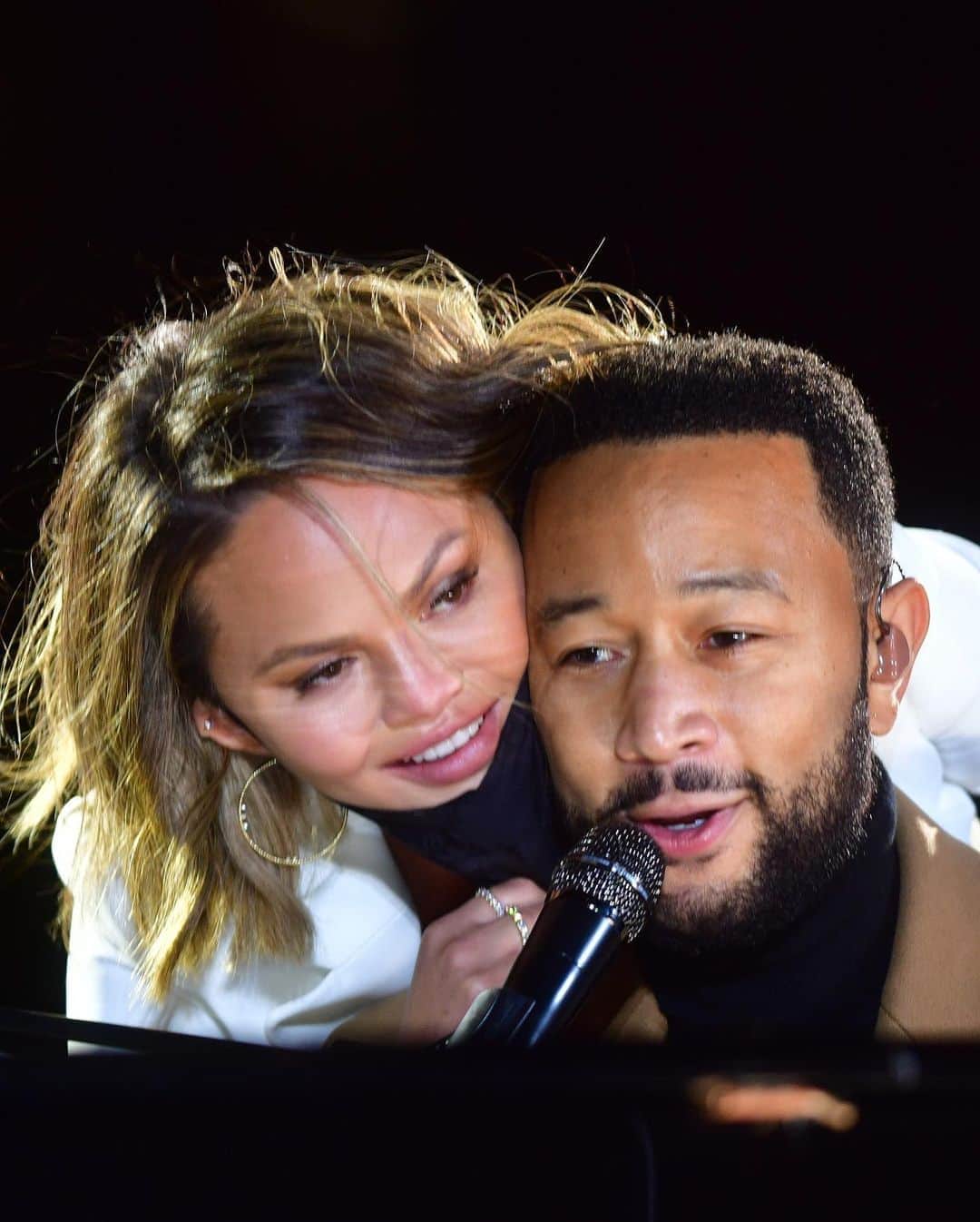 Just Jaredさんのインスタグラム写真 - (Just JaredInstagram)「@chrissyteigen joined husband @johnlegend on stage at the Biden-Harris rally in Philly on the night before the election! #ChrissyTeigen #JohnLegend #BidenHarris Photos: Getty」11月3日 16時39分 - justjared