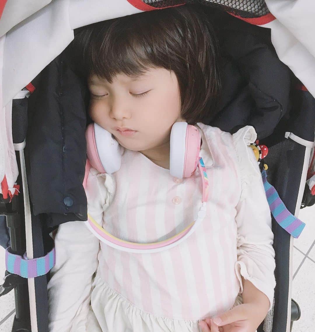 Julie Wataiのインスタグラム：「電車移動で欠かせないキッズヘッドフォン　#buddyphones  お外で沢山遊んだ後は夕方眠くてグズグズしがちだけど、帰り道にこのヘッドフォンをして音ゲーやりながら車内で寝落ちがパターン化してから、随分と母子ともストレスフリーになったと思う」