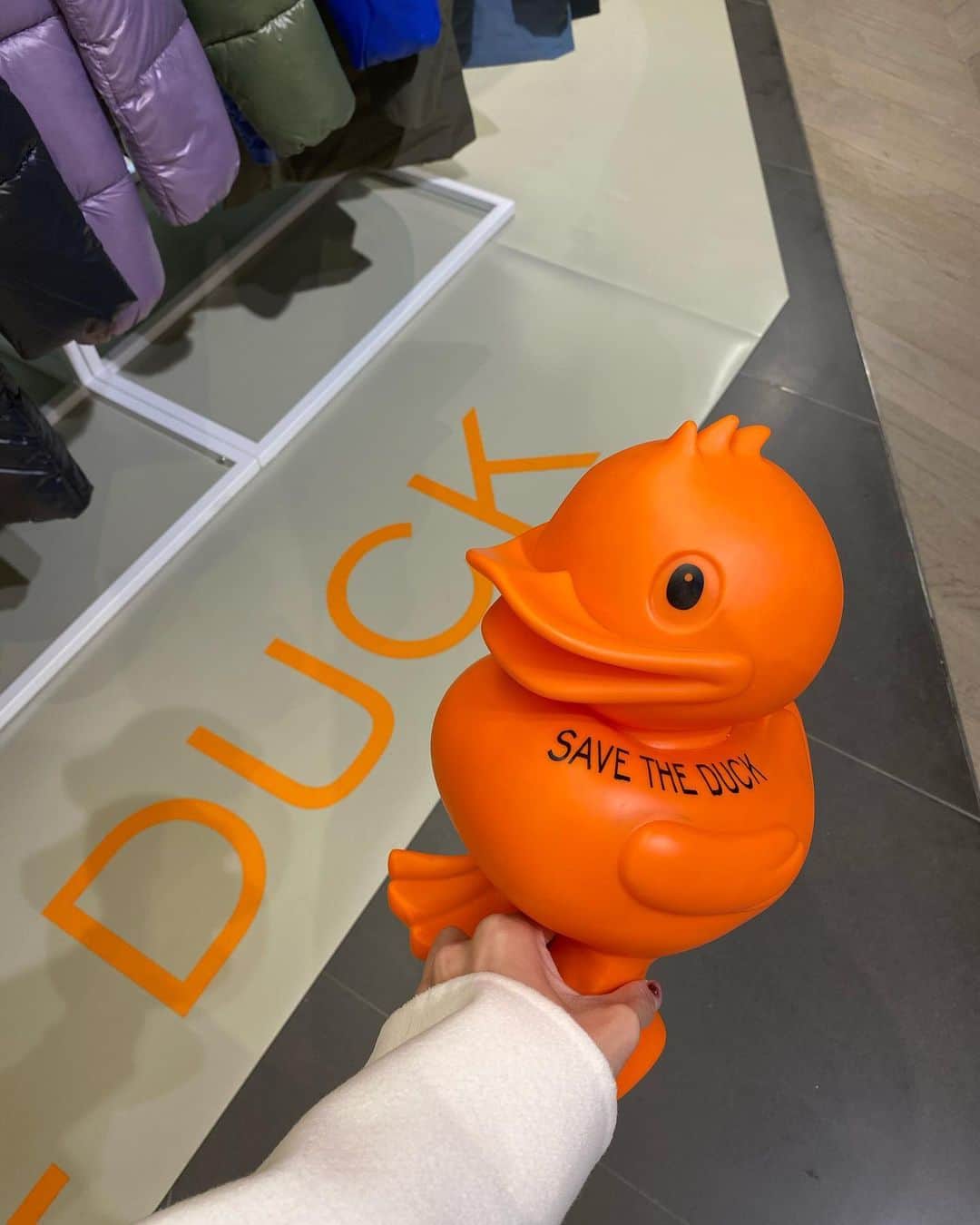COCO さんのインスタグラム写真 - (COCO Instagram)「#광고 @save_the_duck vegan, animal cruelty free padding brand 'Save the Duck' ◡̈  크루얼티프리 이탈리안 브랜드 'Save the Duck' 강남 신세계 백화점 팝업 스토어 다녀왔어요! 잠깐 입고 사진찍는데 너무 더워서 땀이 삐질삐질😅 예쁜 컬러, 다양한 기능, 그리고 다양한 스타일의 패딩들이 많으니까 팝업스토어 꼭 방문해보세요!  강남 신세계 백화점 4층 에스컬레이터 옆에엤어요! 큰 오렌지 오리를 찾아보세요! 👀🧡  #세이브더덕 #세이브더덕팝업 #크루얼티프리 #크루얼티프리비건 #crueltyfree #비건패션 #SavetheDuck」11月3日 16時44分 - rilaccoco