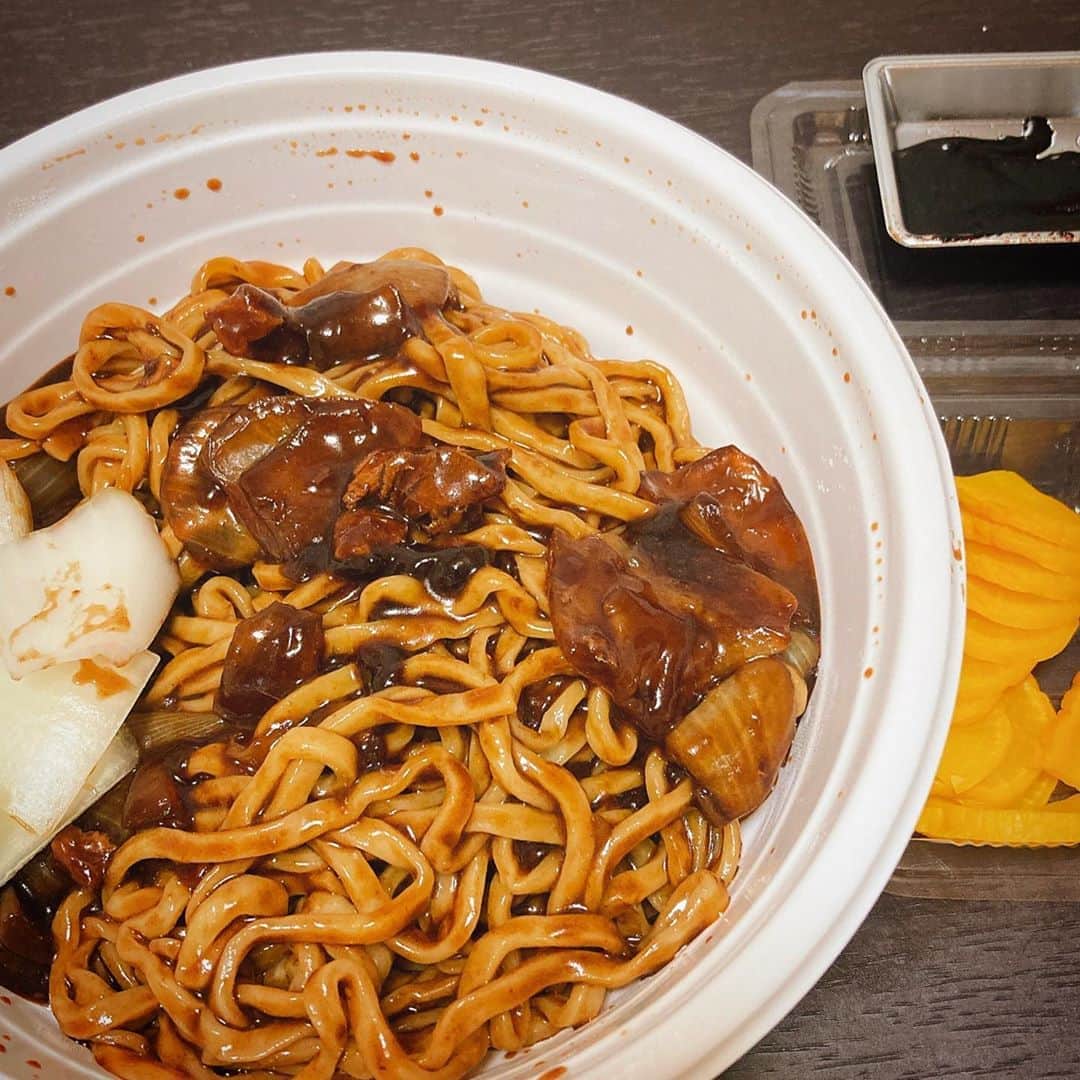田井弘子さんのインスタグラム写真 - (田井弘子Instagram)「念願の  #ジャジャン麺 ！！  この前見た韓国映画 #スタートアップ  のジャジャン麺が、チンチャ美味しそうで、食べたくて仕方なかったのですぅ。 #じゃじゃ麺  #ジャージャー麺  言い方どれが正解？(笑)  初めて食べました☆ 韓国ドラマでもよく出てきますもんね。 黄色い沢庵と 生玉ねぎ！？ついてくるんですね。 生玉ねぎの食べ方分からなくて調べたら、一緒についてる #チュンジャン味噌 をつけてそのまま食べるとか。 味は悪くないけど、後味が私ダメでした😫  麺はマシッソでした〜👍✨  #アラフォー女子 #妄想世界  #韓国ドラマ #韓国映画  #2020年にどハマり #ハズレがない  #面白いし #美しい  #한류  #사랑글귀」11月3日 16時46分 - hirokotai