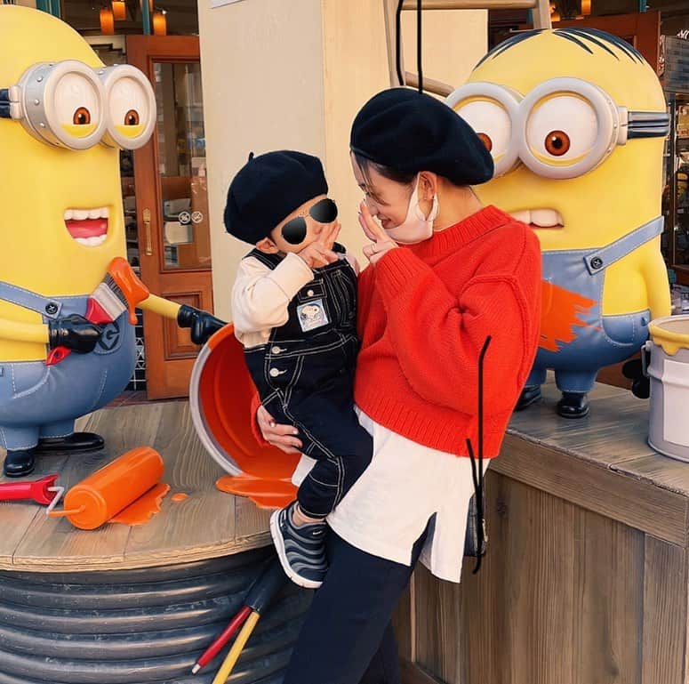 田南輝一のインスタグラム：「. ユニバ楽しかったな〜 嫁と息子がお揃いの帽子で😊 . . 動画にするか迷うな〜 . #ユニバ #家族 #旅行 #嫁 #息子」