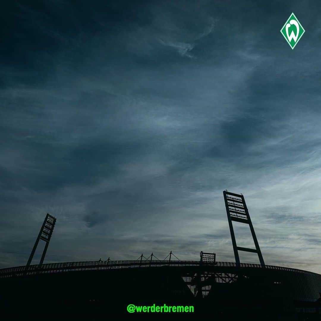 ヴェルダー・ブレーメンさんのインスタグラム写真 - (ヴェルダー・ブレーメンInstagram)「🟢𝓜𝓞𝓘𝓝.⚪️ _______ #werder #bremen #svw #osterdeich #flutlicht #moin #gumo 📷: DFL」11月3日 17時07分 - werderbremen