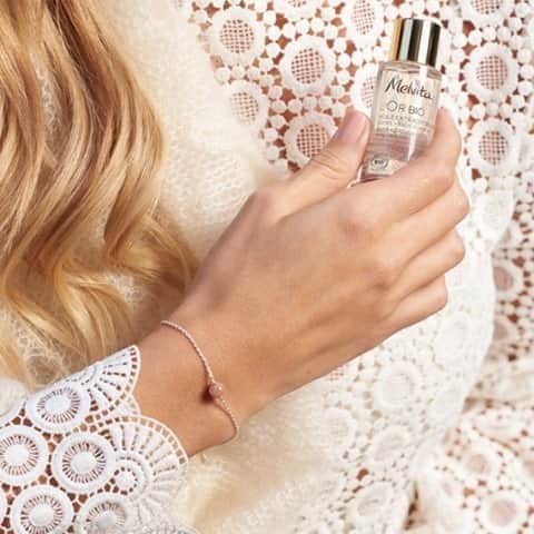Melvita Officialのインスタグラム：「Découvrez la collaboration éblouissante signée Melvita x @Aglaiaco. Cet hiver, brillez de mille feux avec notre duo en cadeau dès 40€ d’achat* :  - Un joli bracelet en argent dans son joli pochon - Une Huile extraordinaire l’Or Bio 15ml  Prête pour étinceler ? ✨  #melvita #cosmétique #bio #engagé #partenariat #collaboration #aglaiaandco #bijoux #éthique #madeinfrance #orbio #cleanbeauty #noel #sublime」