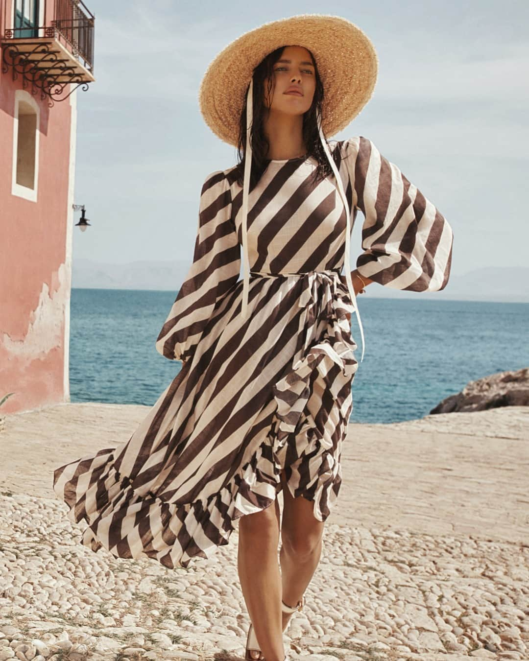 ジマーマンさんのインスタグラム写真 - (ジマーマンInstagram)「Resort Swim: The Lulu Asymmetric Frill Dress & Wide Brim Boater from our new Resort Swim 21 Collection is now available. Explore new arrivals via the link in our bio. #ZimResortSwim21 #zimmermann」11月3日 17時00分 - zimmermann