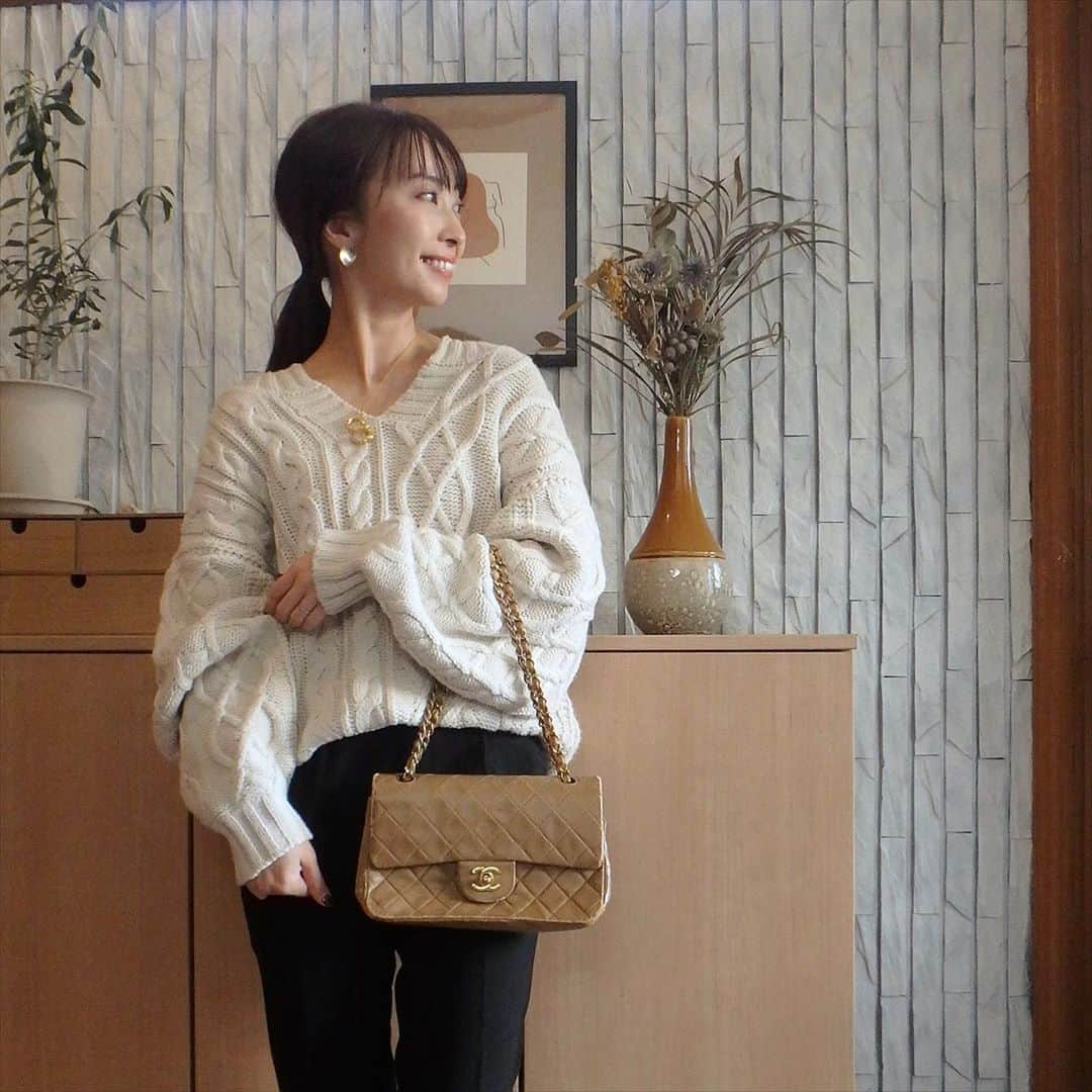 rats1316のインスタグラム：「・ 年季の入った母のお下がりCHANEL👜 ・ ・ ・ 毎月お世話になっている @yagbeauty_official でのトーニングももう25回目🤭 やる前とのビフォーアフターが衝撃すぎて今度ひっそり投稿しますね。載せるのに勇気がいるレベルですが。 地道にコツコツと。 必ず結果はついてきます。 ・ ・ ・ #yagbeautyclinic#レーザートーニング#ピコトーニング#ママコーデ#プチプラコーデ#札幌ママ#北海道ママ#男の子ママ#大人カジュアル#プチプラコーデ」