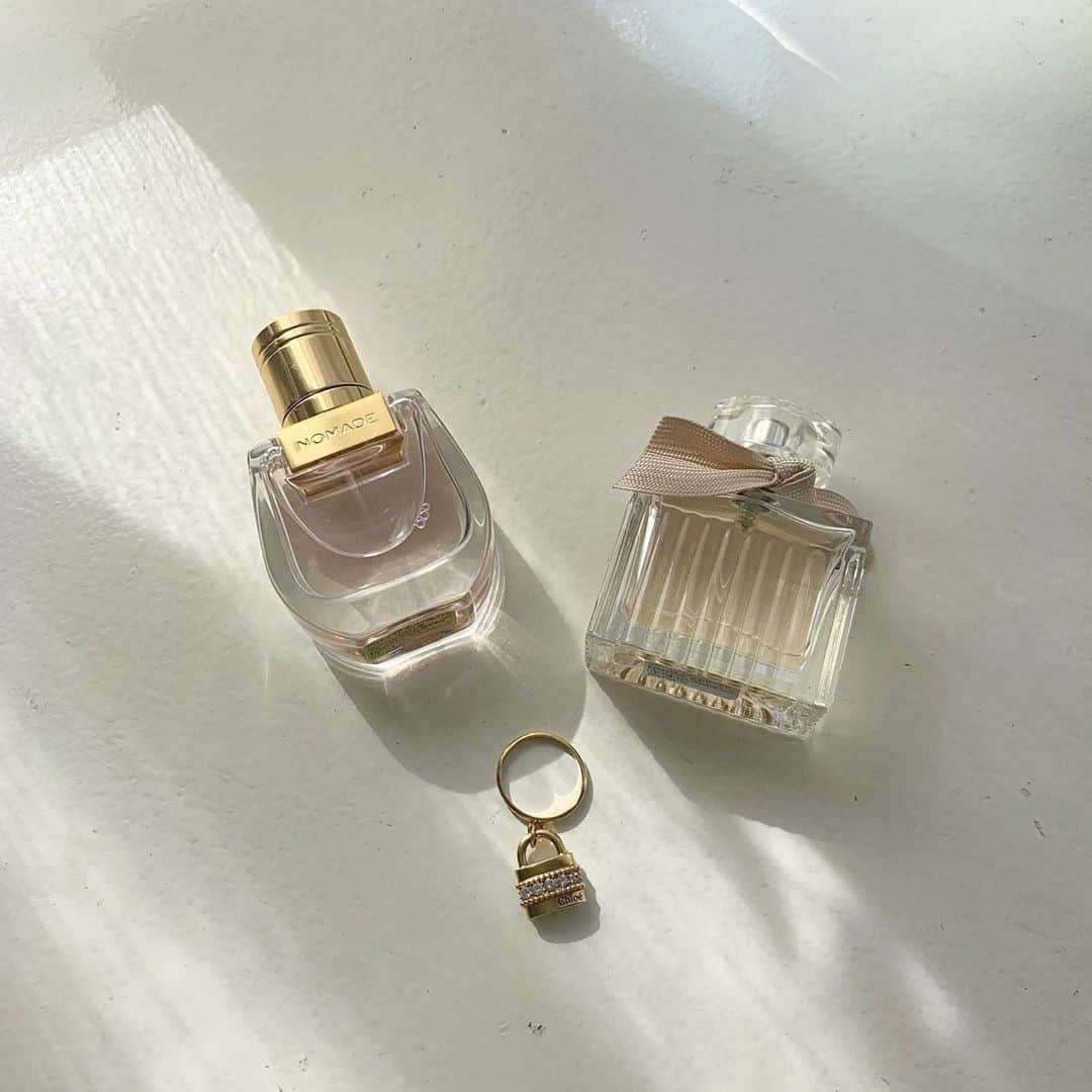 朝長美桜さんのインスタグラム写真 - (朝長美桜Instagram)「new perfume🤍﻿ ﻿ 季節が変わると、香りも変えたくなります☺️﻿ いい香り〜🤍﻿ 気分によって使い分けています🥰﻿ ﻿ vintage ringも最近のお気に入り💍﻿ キーチャーム🗝﻿ ﻿ あっという間に11月になりましたね🍂﻿ 頑張り過ぎずに自分のペースで生きていこうと思う日々です☺️🌿﻿ みなさまも、体調に気を付けて﻿ 11月も可愛く楽しんで生きていきましょう😌💐﻿ ﻿ #Chloe#クロエ#香水#Chloe香水#クロエ香水#ヴィンテージ#リング#vintage」11月3日 17時04分 - miochan_0517