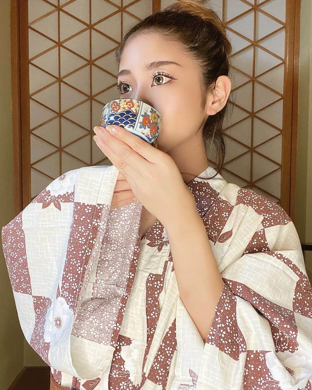 佐藤あずみのインスタグラム：「はんなりしてますでしょうか🍁？  ままBD trip🤎!!  山梨までブイーンと🚘 温泉行ってきたの🤎!! 気持ちよかった。 温泉３回入ってとぅるとぅるりんよ！  #hotspring #hotsprings #spa #onsen #温泉旅行 #温泉 #山梨旅行」