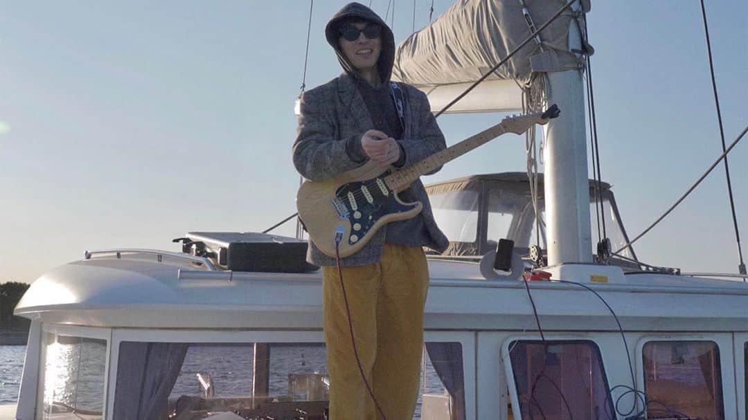 SONPUBさんのインスタグラム写真 - (SONPUBInstagram)「JAM ON THE YACHT﻿﻿﻿ ﻿﻿﻿ 19歳から一緒の旧バンドメンバーらと楽器&Shootingセッション🔥🎸🥁﻿﻿﻿ ﻿﻿﻿ 海の上＝音量規制が無い&ソーシャルディスタンス＝最高の遊び場﻿﻿﻿ ﻿﻿﻿ 秋のクルージングも中々良き﻿﻿﻿。 ﻿﻿﻿ 📷🎥 @mcyog ﻿﻿﻿ ⛵️ @dp.yc」11月3日 17時05分 - sonpub