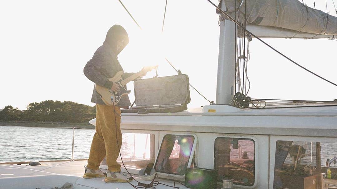 SONPUBさんのインスタグラム写真 - (SONPUBInstagram)「JAM ON THE YACHT﻿﻿﻿ ﻿﻿﻿ 19歳から一緒の旧バンドメンバーらと楽器&Shootingセッション🔥🎸🥁﻿﻿﻿ ﻿﻿﻿ 海の上＝音量規制が無い&ソーシャルディスタンス＝最高の遊び場﻿﻿﻿ ﻿﻿﻿ 秋のクルージングも中々良き﻿﻿﻿。 ﻿﻿﻿ 📷🎥 @mcyog ﻿﻿﻿ ⛵️ @dp.yc」11月3日 17時05分 - sonpub