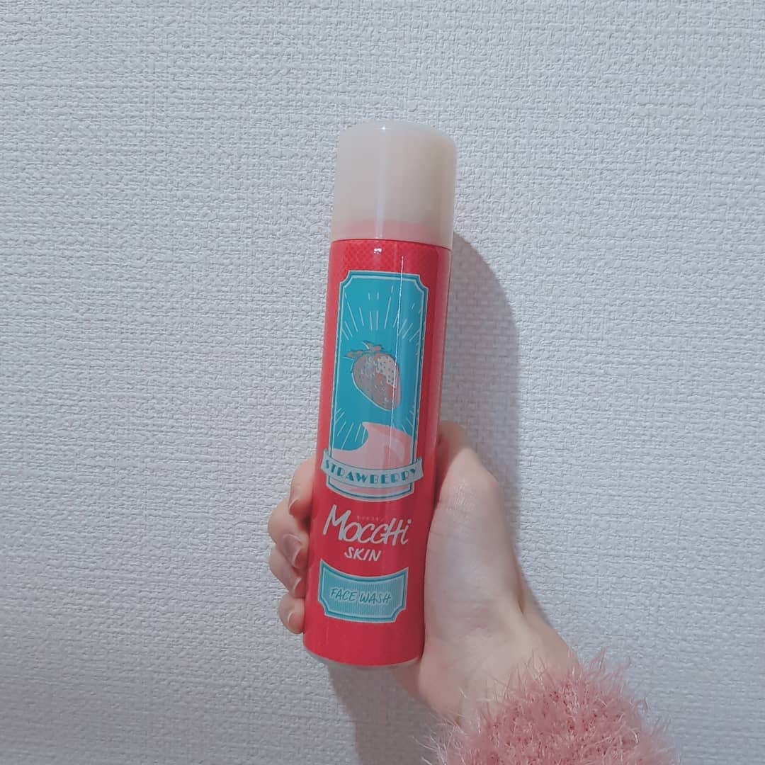 菅原京香のインスタグラム：「2020.11.03  今日紹介するのは、 モッチスキン @mocchiskin_official の洗顔料💫  ほんとに泡が伸びる！なんか、感覚的には、べたつかないわたあめを顔に塗ってる感じ😲  栃木さんのとちおとめ使用してるのもあって、いい香りが漂う🍓  メロンとイチゴとレモンの3種類があるよん🍈🍓🍋  1980円で値段もお手頃だし気になる方は、CHECKしてみてください✔️  #モッチスキン #mocchiskin #泡洗顔 #monipla #jaywalker_fan」